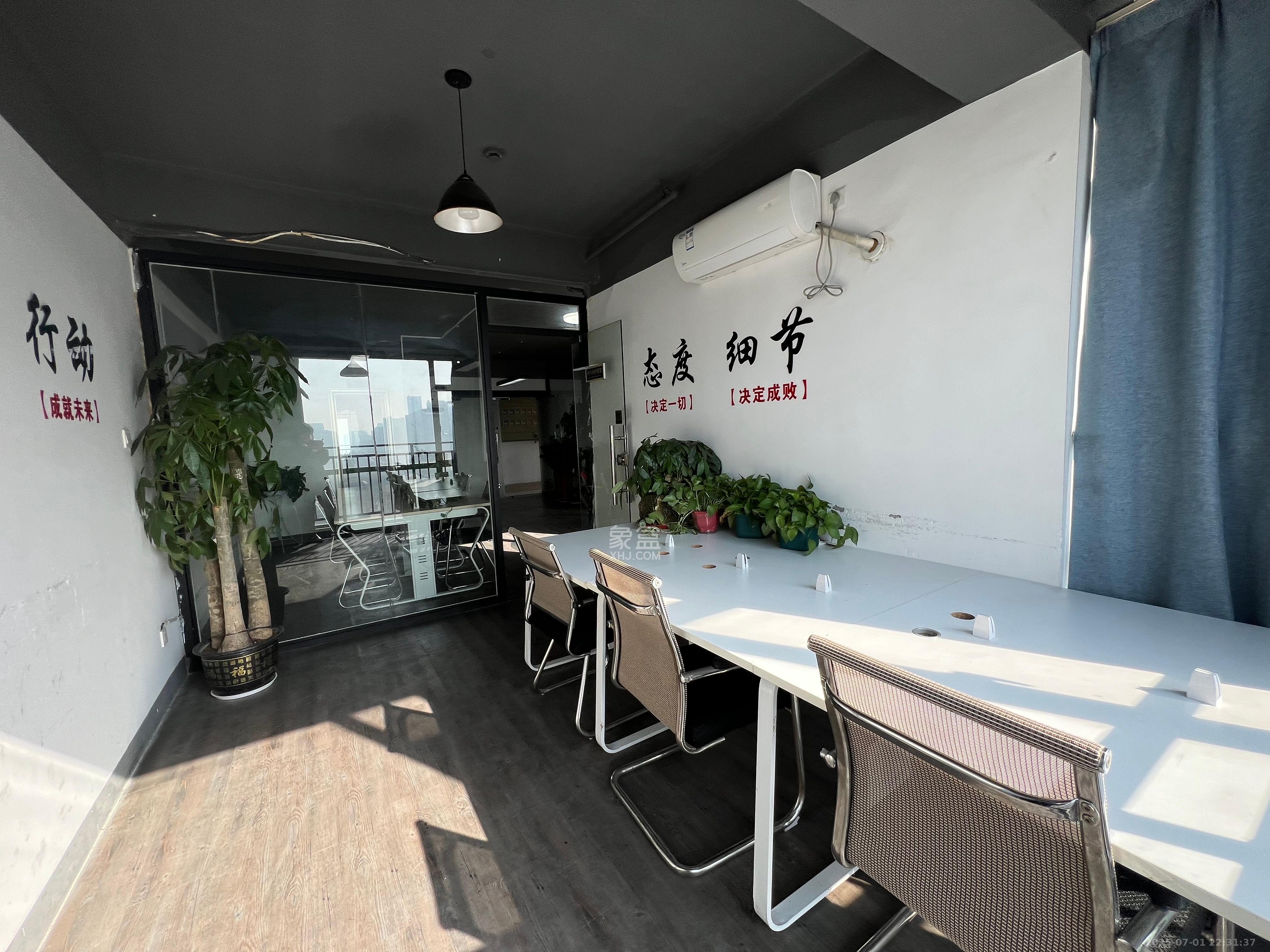长房中庭国际（东郡华蓉广场）  2室0厅0卫   5200.00元/月室内图