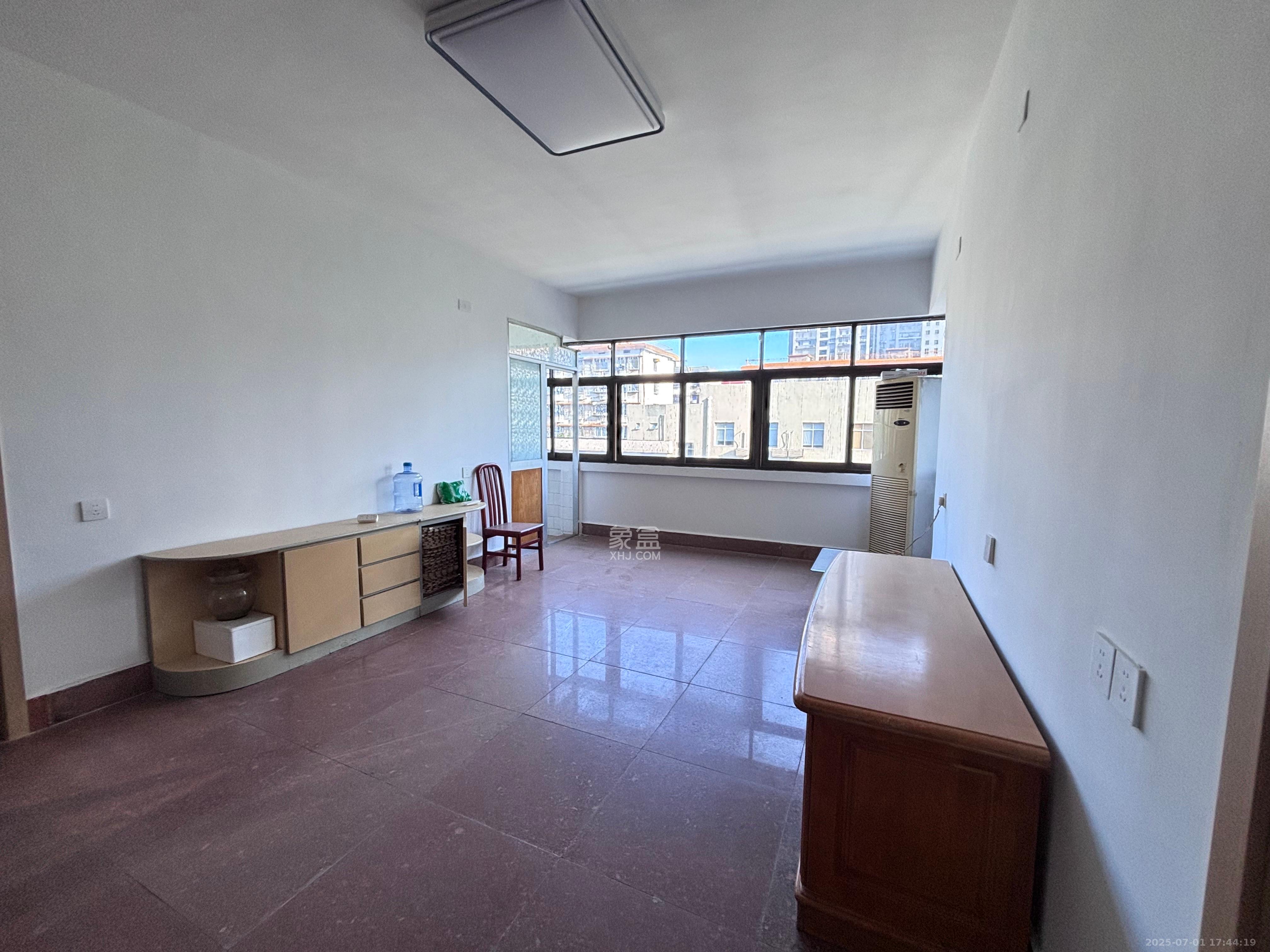 路桥宿舍 3室2厅1卫 2000.0元/月 路桥宿舍 3室2厅1卫 2000.0元/月室内图