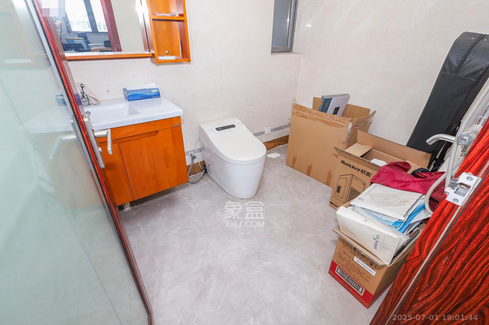 八方小区C区  4室2厅2卫   465.00万卫生间