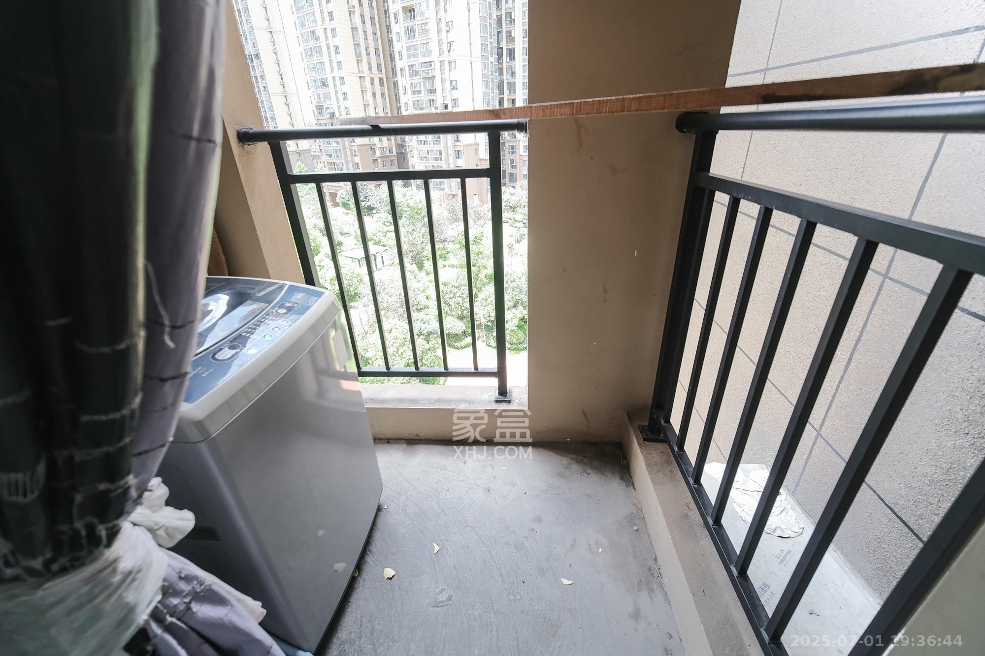 荣盛花语城 3室2厅1卫 67.0万 荣盛花语城 3室2厅1卫 67.0万阳台