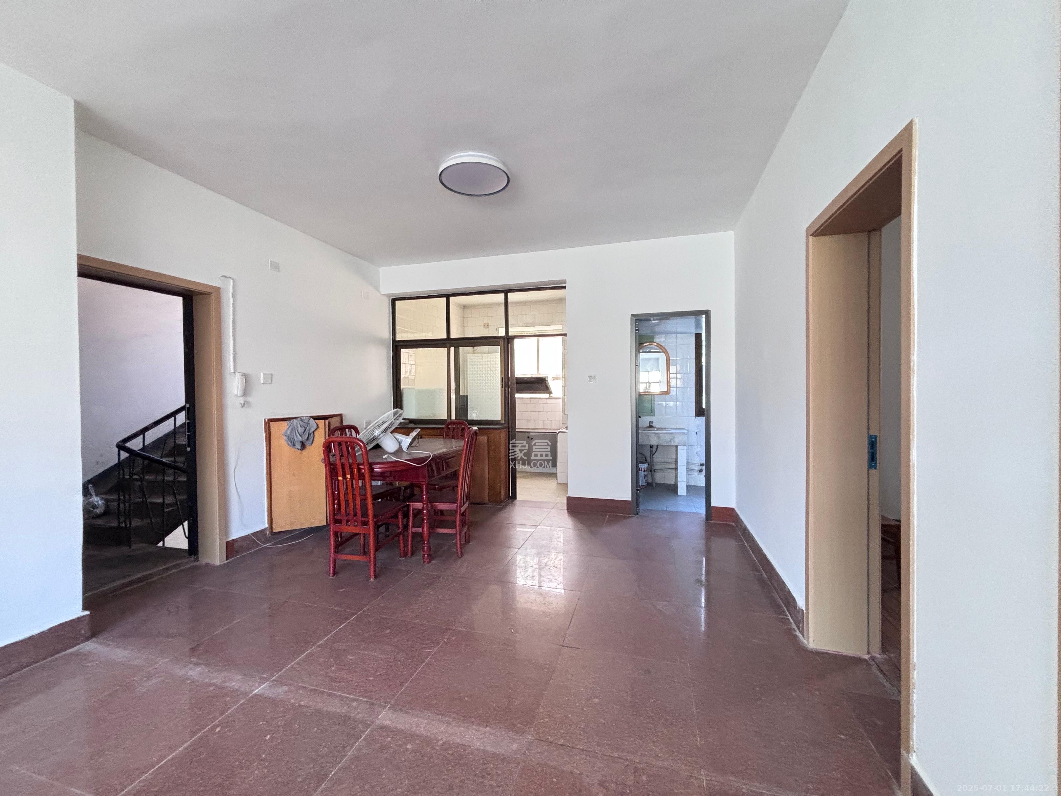 路桥宿舍 3室2厅1卫 2000.0元/月 路桥宿舍 3室2厅1卫 2000.0元/月室内图