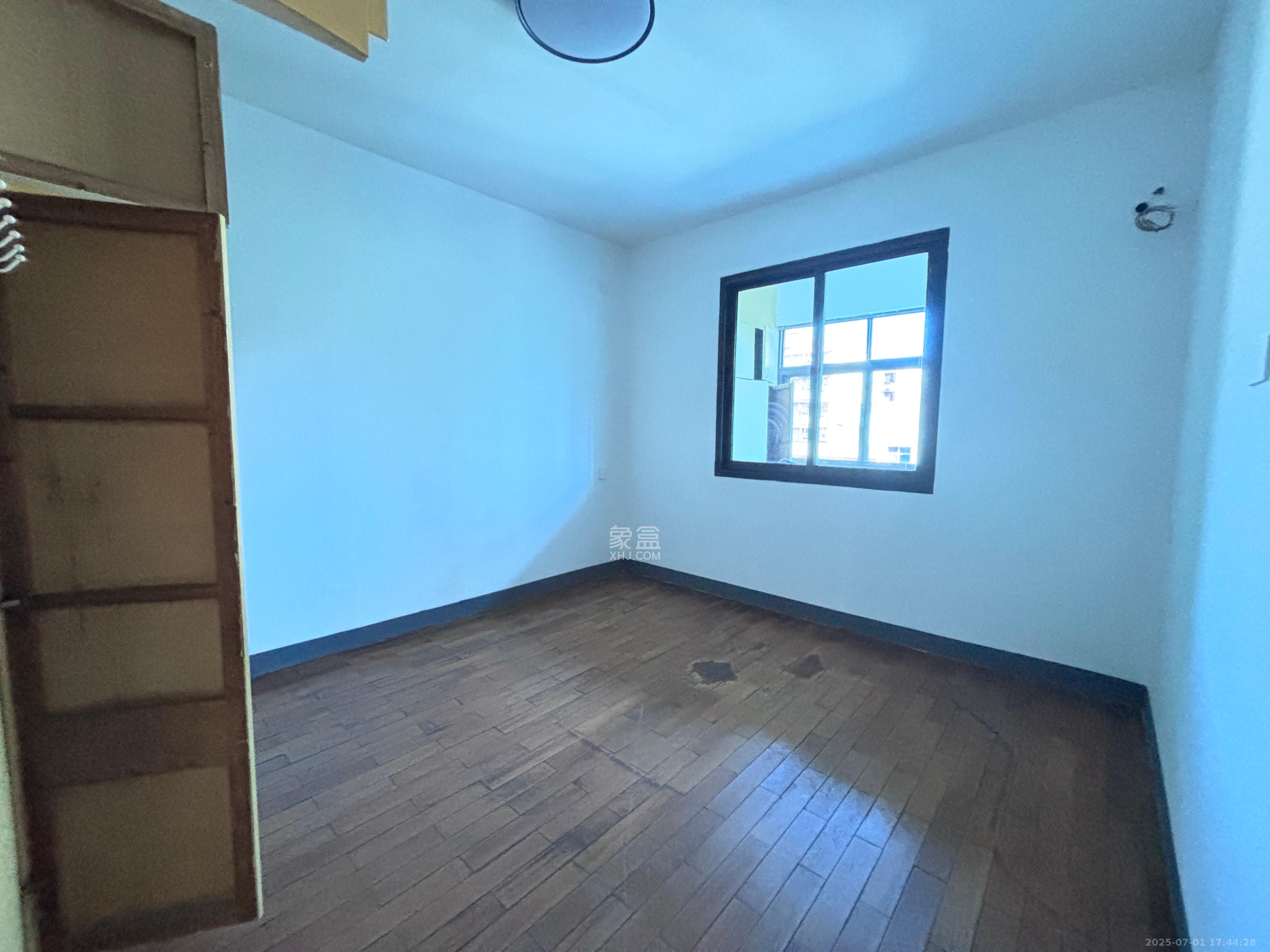 路桥宿舍 3室2厅1卫 2000.0元/月 路桥宿舍 3室2厅1卫 2000.0元/月室内图