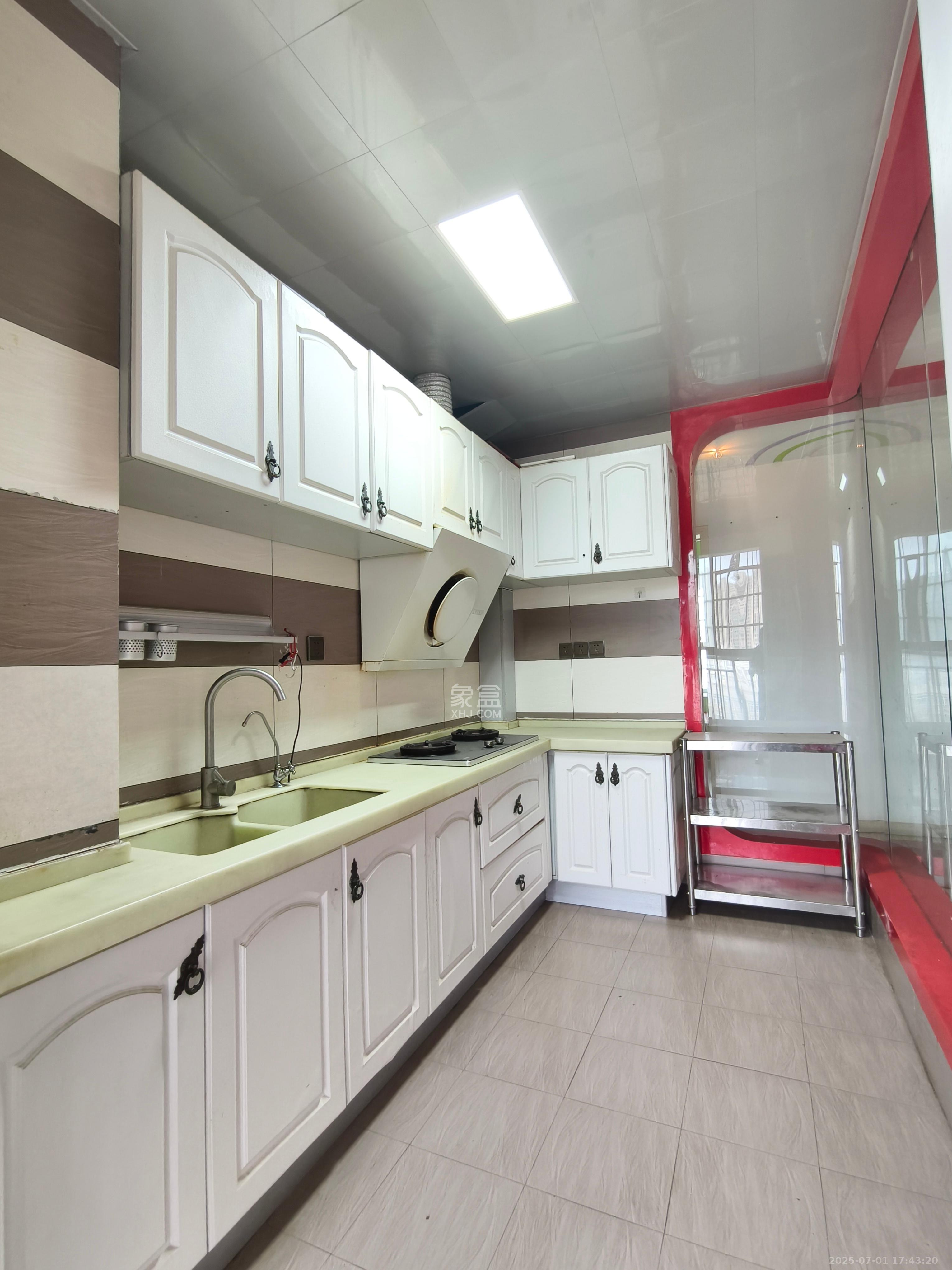 蟠龙欣苑  3室2厅2卫    2000.0元/月室内图