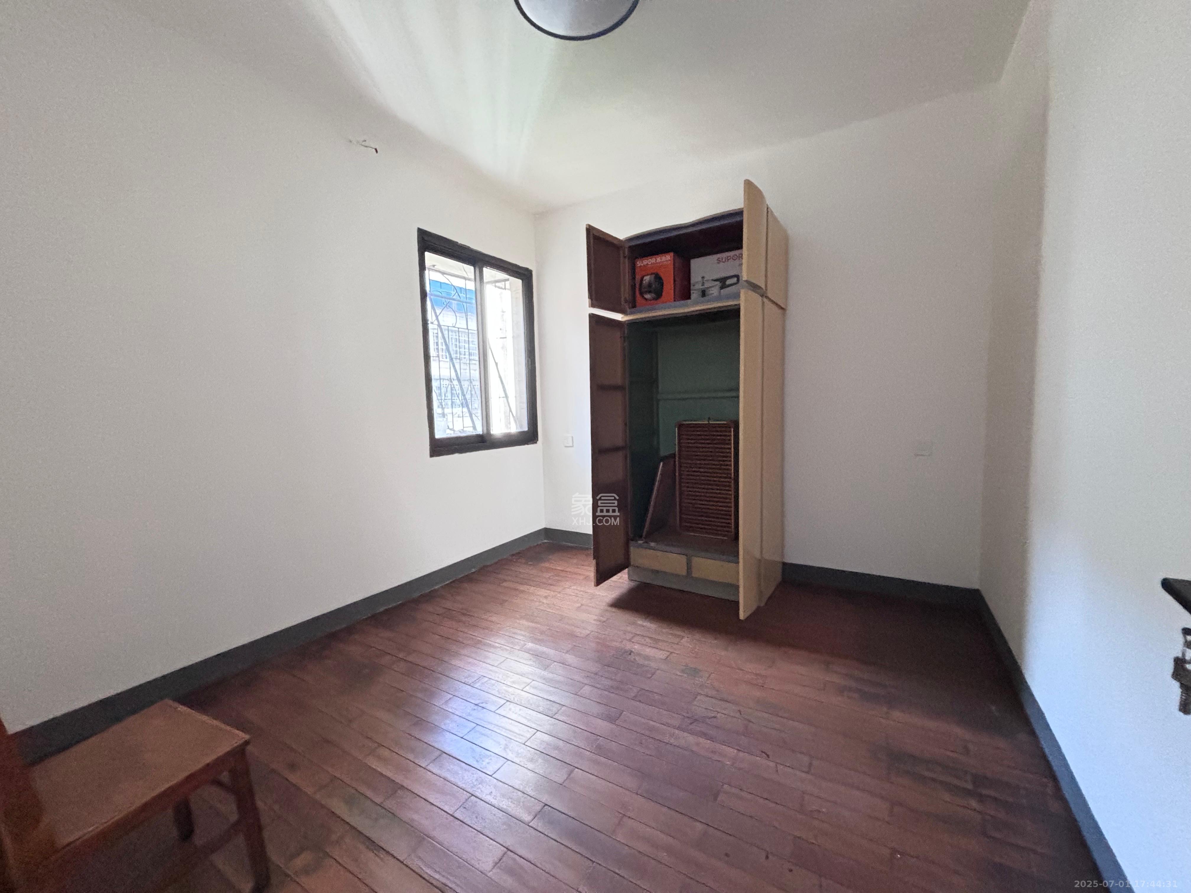 路桥宿舍 3室2厅1卫 2000.0元/月 路桥宿舍 3室2厅1卫 2000.0元/月室内图