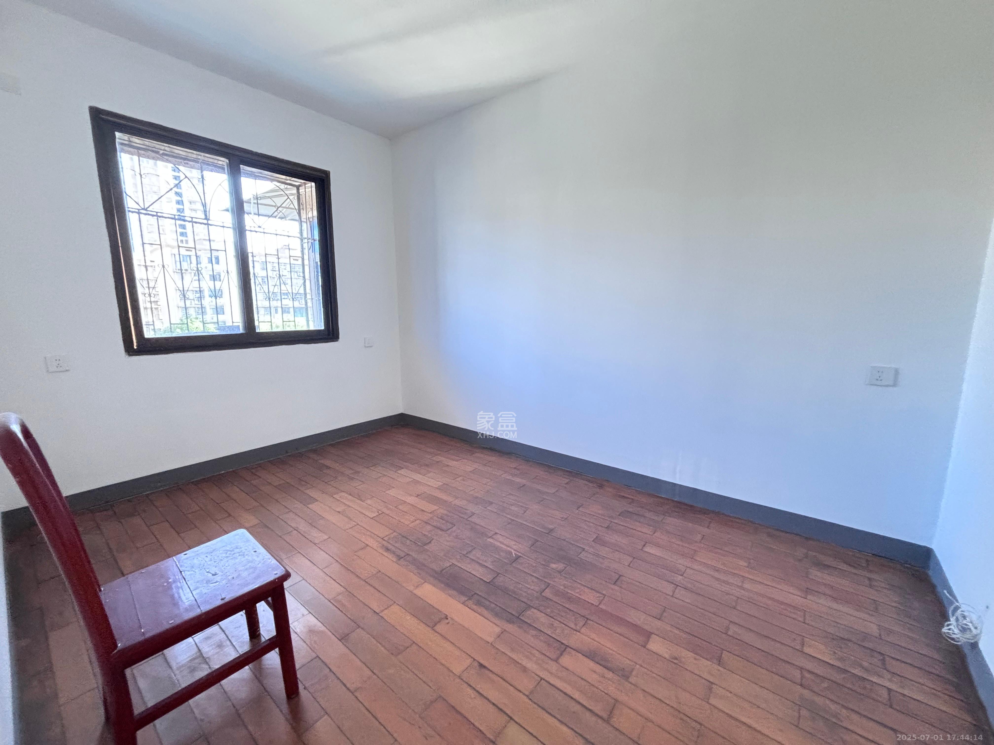 路桥宿舍 3室2厅1卫 2000.0元/月 路桥宿舍 3室2厅1卫 2000.0元/月室内图