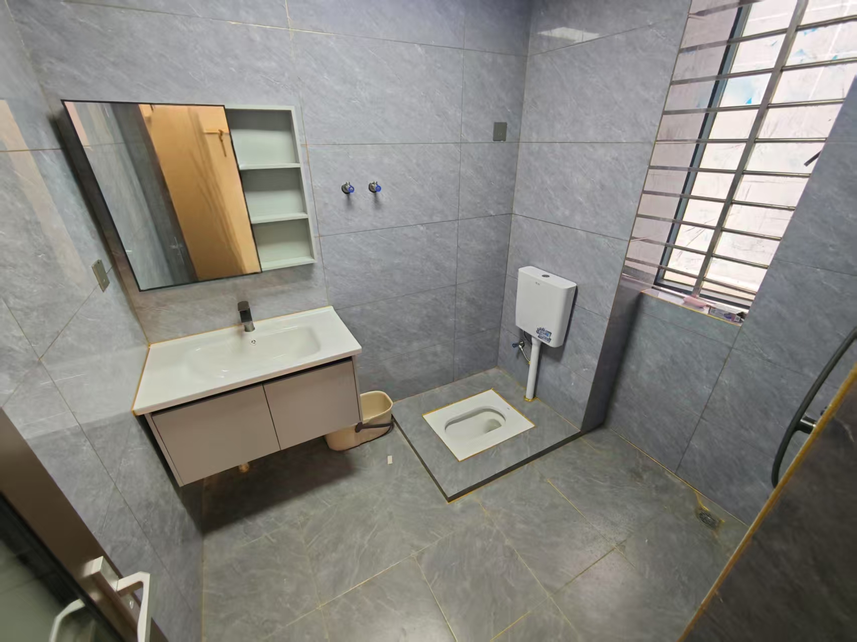 滨江新城  2室2厅1卫   2000.00元/月