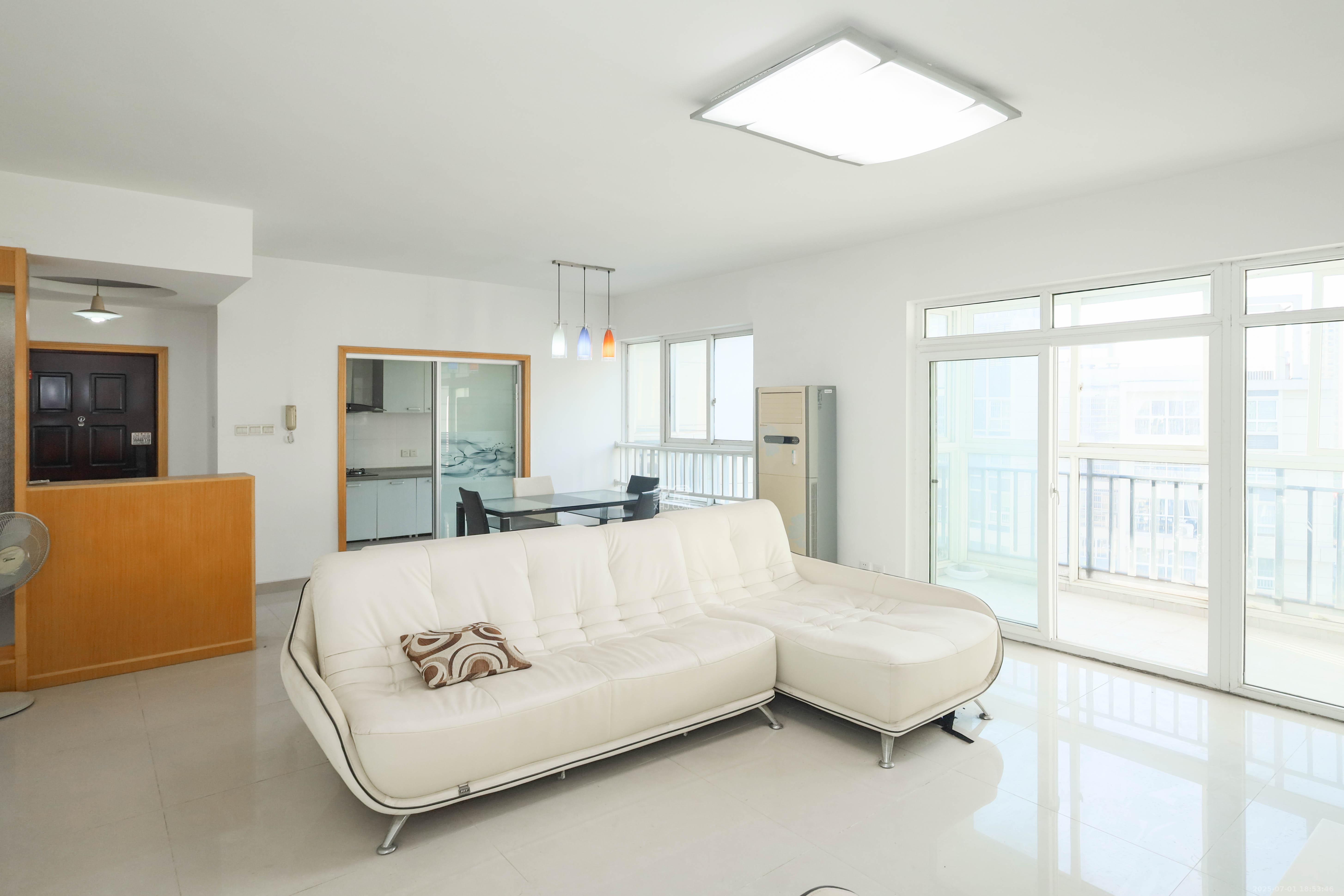 麓山润城 1室2厅1卫 95.0万 麓山润城 1室2厅1卫 95.0万客厅