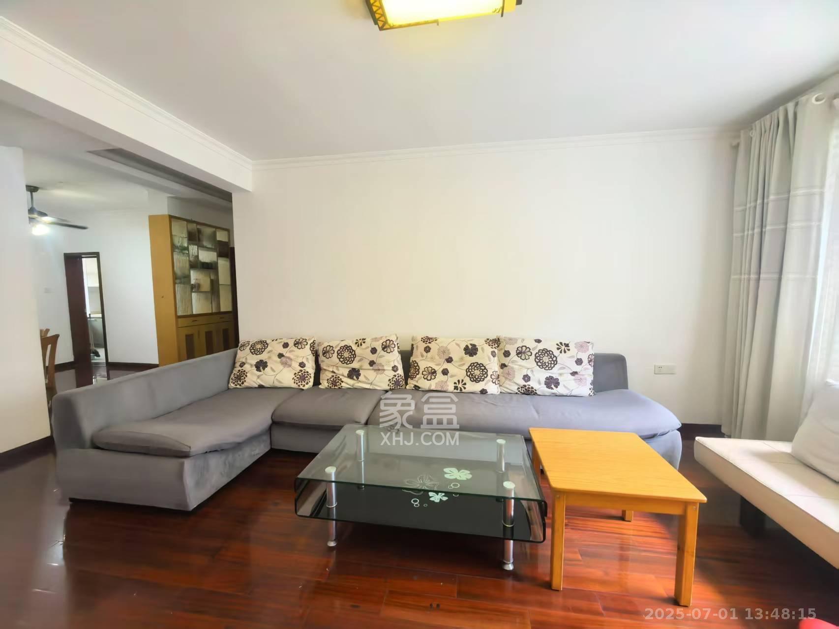 海拔东方  3室2厅2卫    2600.0元/月室内图