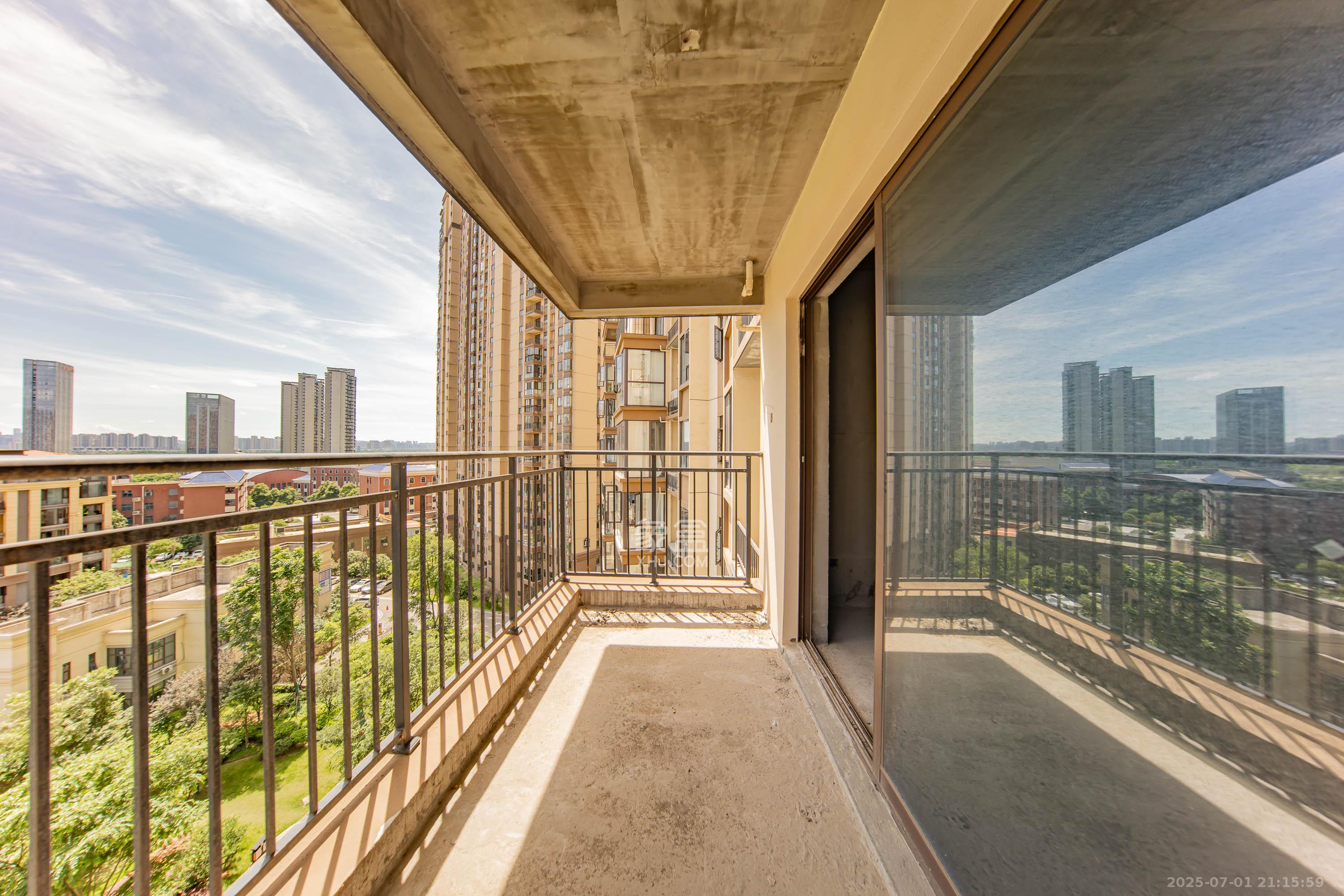 江山帝景雅典  3室2厅2卫    125.0万阳台