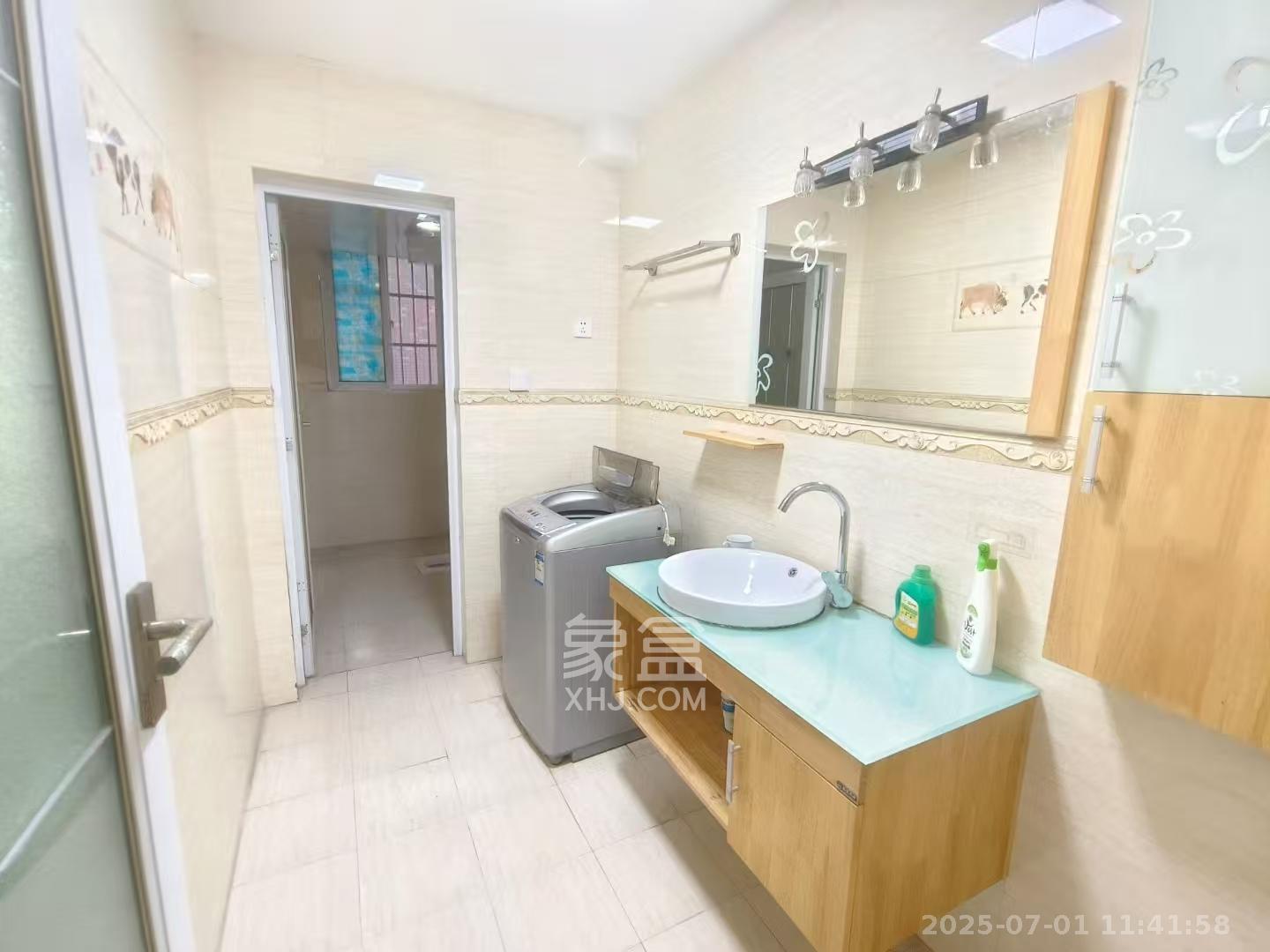 嘉盛华庭（一期、二期、三期）  3室2厅2卫    3500.0元/月室内图