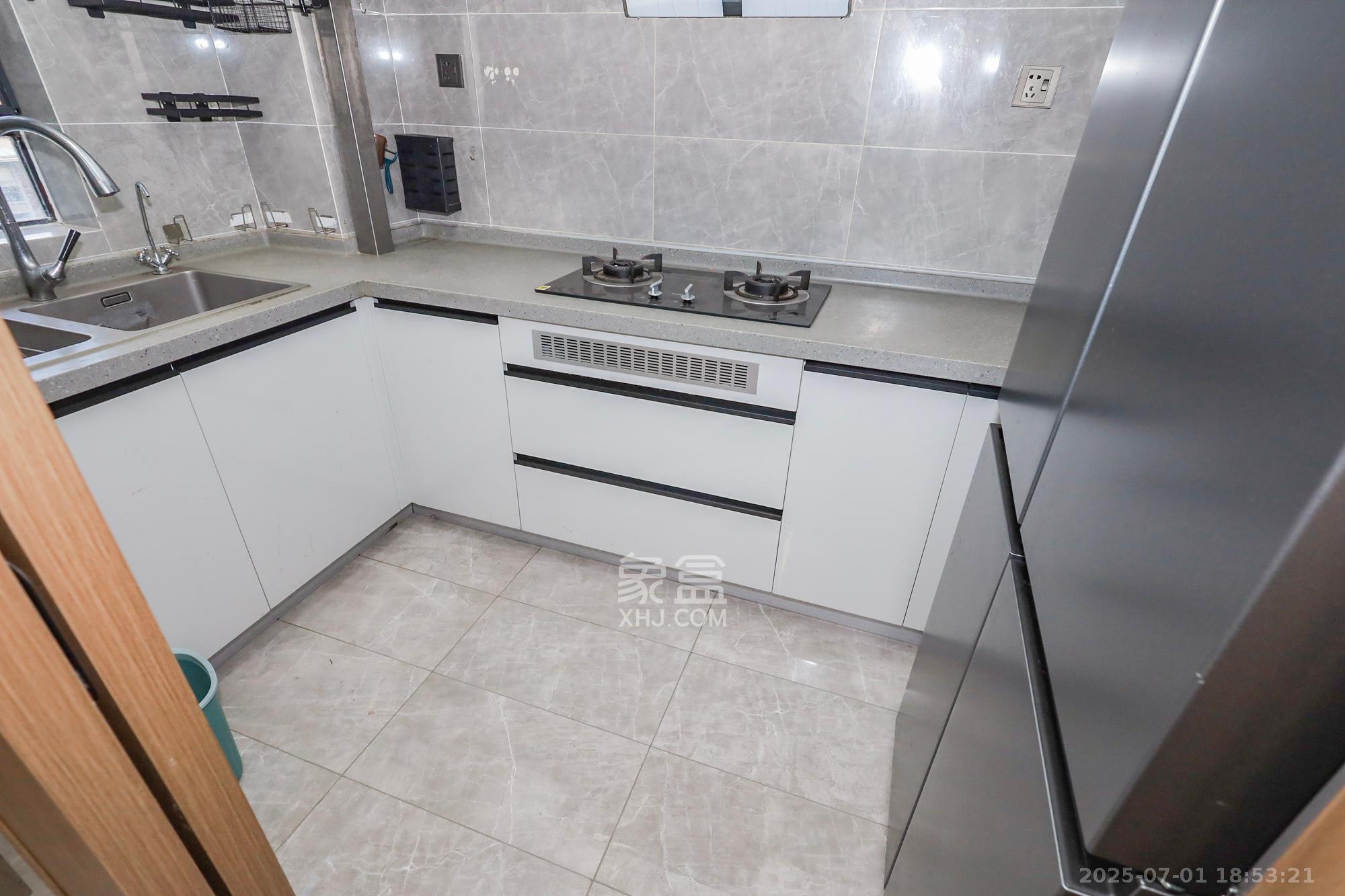 卓越中寰 4室2厅2卫 247.0万 卓越中寰 4室2厅2卫 247.0万厨房