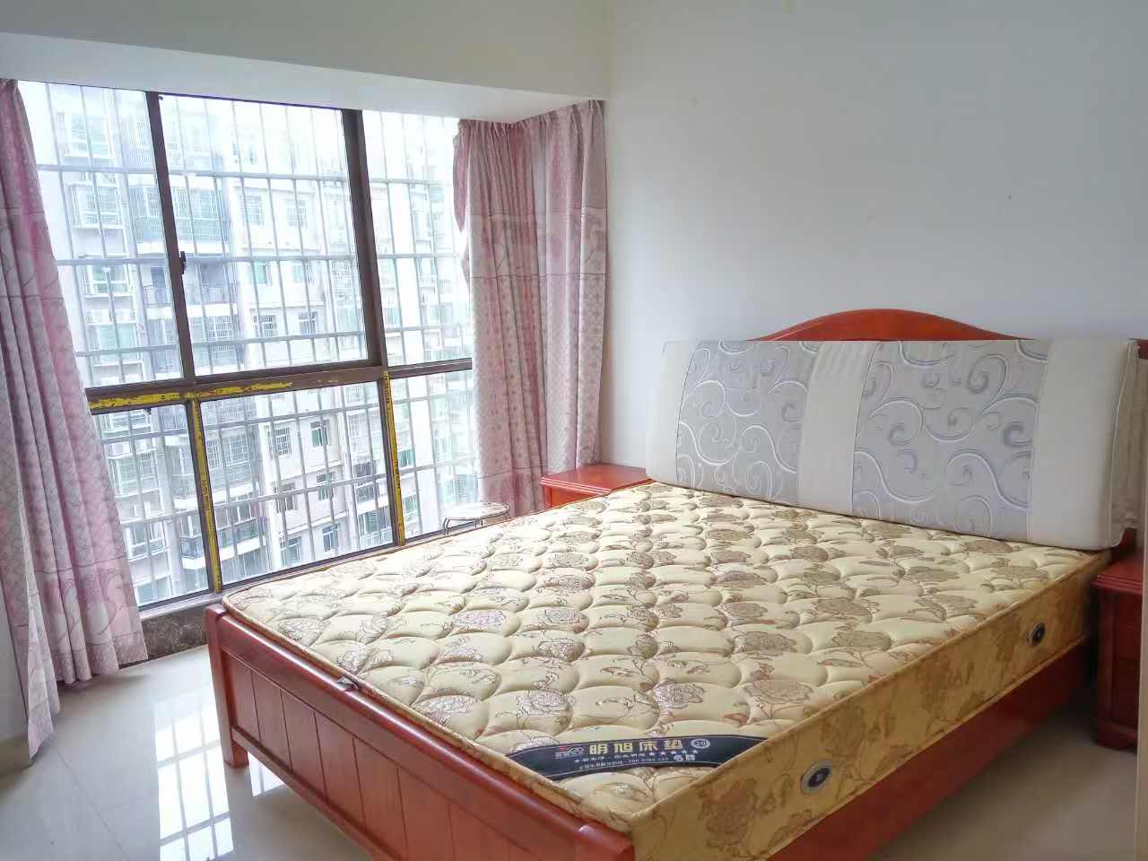 明兴翰苑一期  3室2厅2卫   65.00万客厅