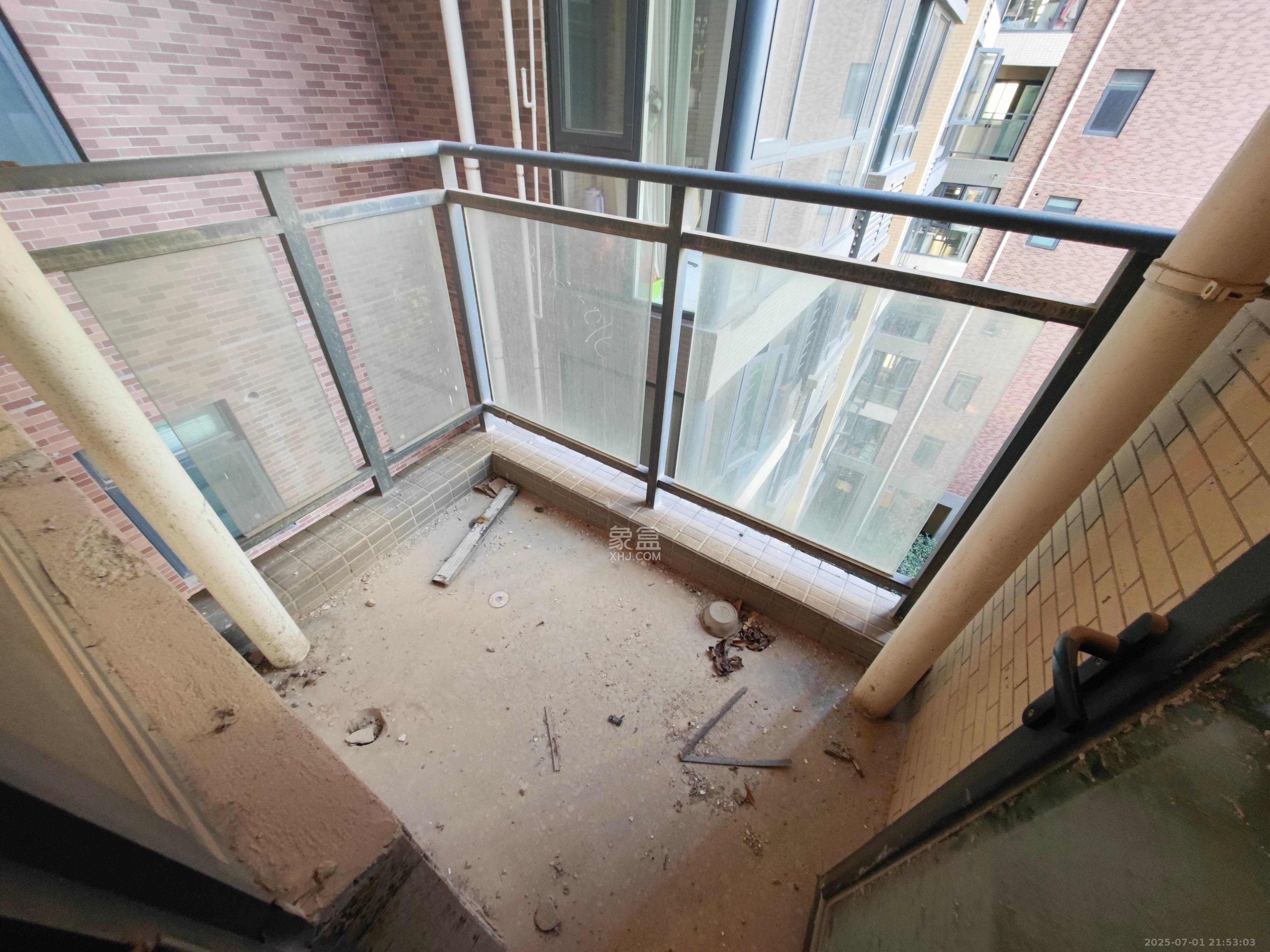 平吉上苑 3室2厅2卫 105.0万 平吉上苑 3室2厅2卫 105.0万阳台