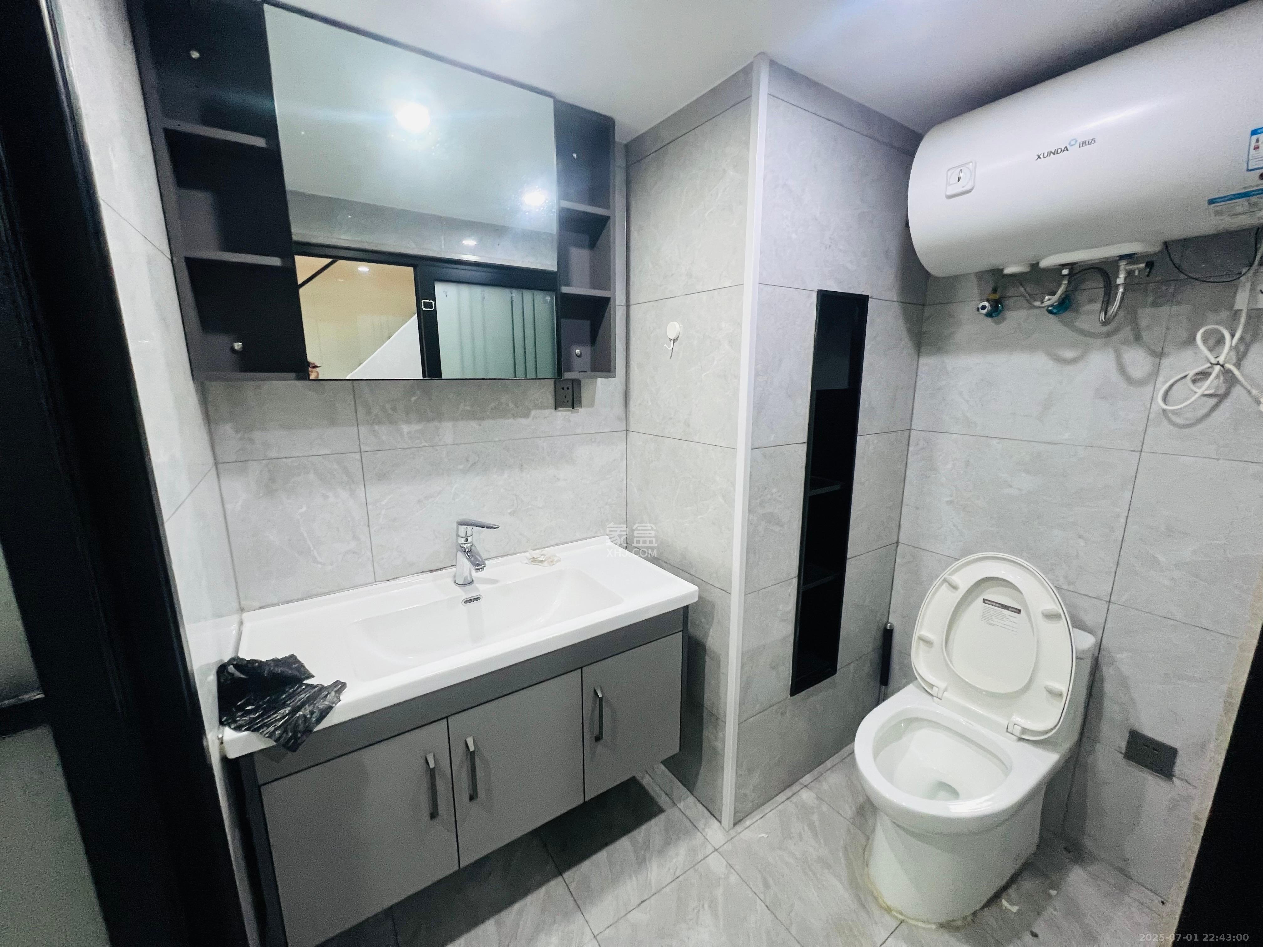 龙湖新壹城  2室1厅1卫    2400.0元/月 龙湖新壹城  2室1厅1卫    2400.0元/月室内图