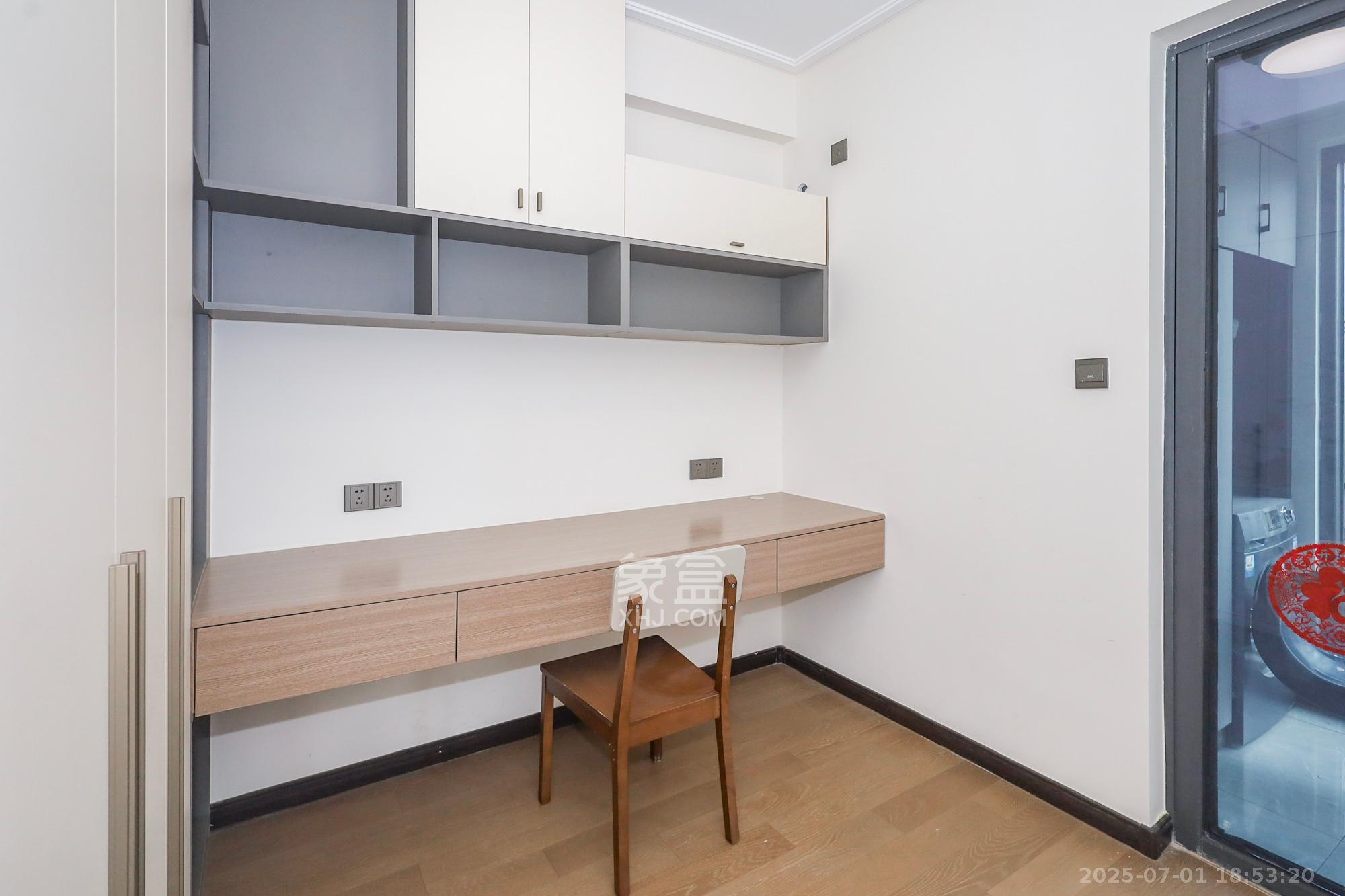 卓越中寰 4室2厅2卫 247.0万 卓越中寰 4室2厅2卫 247.0万卧室