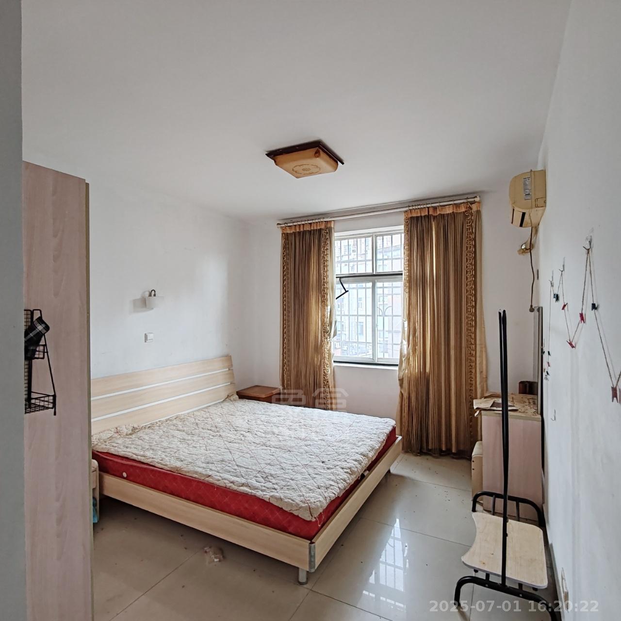 藕塘小区 3室2厅2卫 1300.00元/月 藕塘小区 3室2厅2卫 1300.00元/月室内图