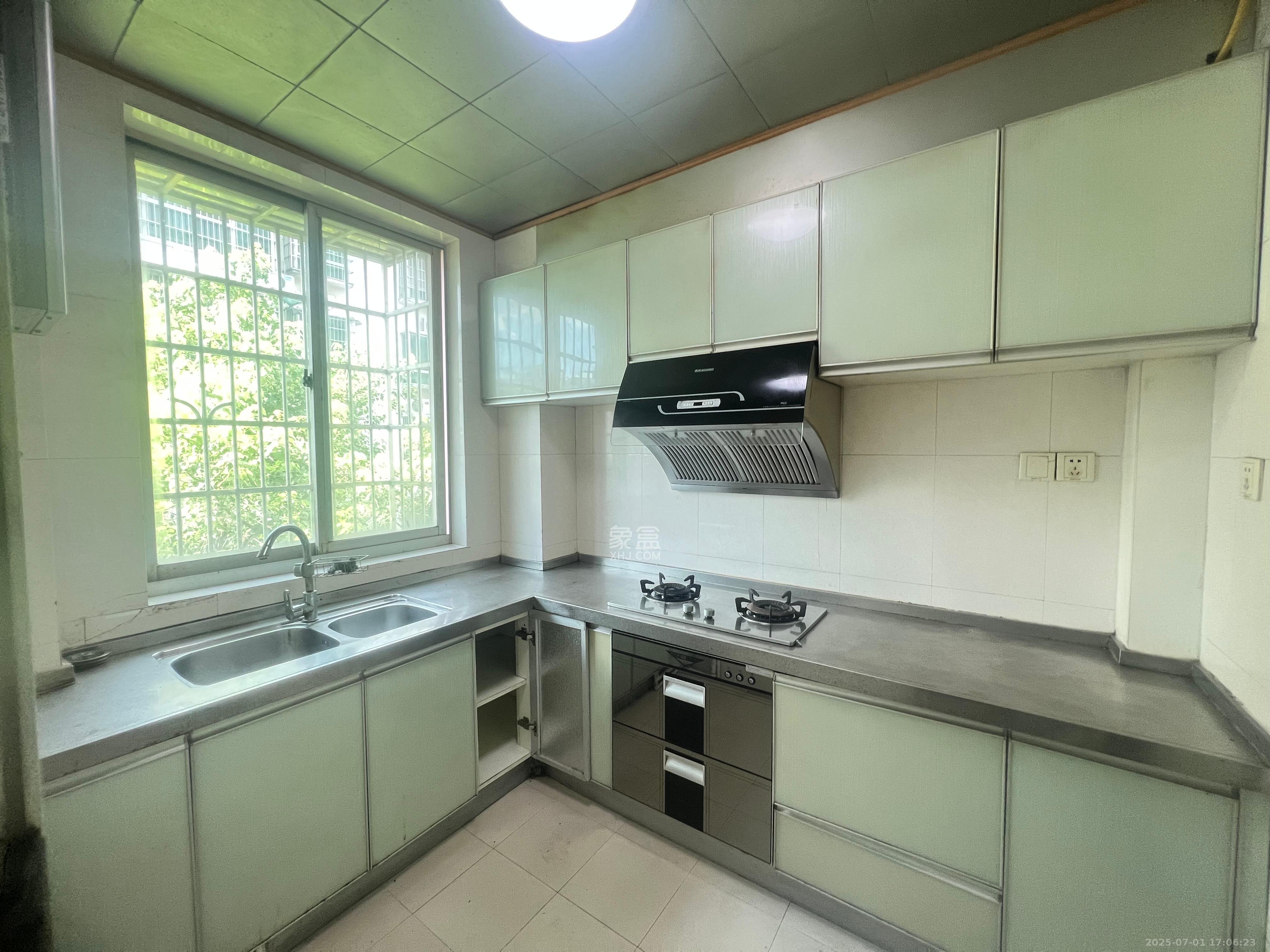 中南汽车世界 3室2厅2卫 1500.0元/月 中南汽车世界 3室2厅2卫 1500.0元/月室内图