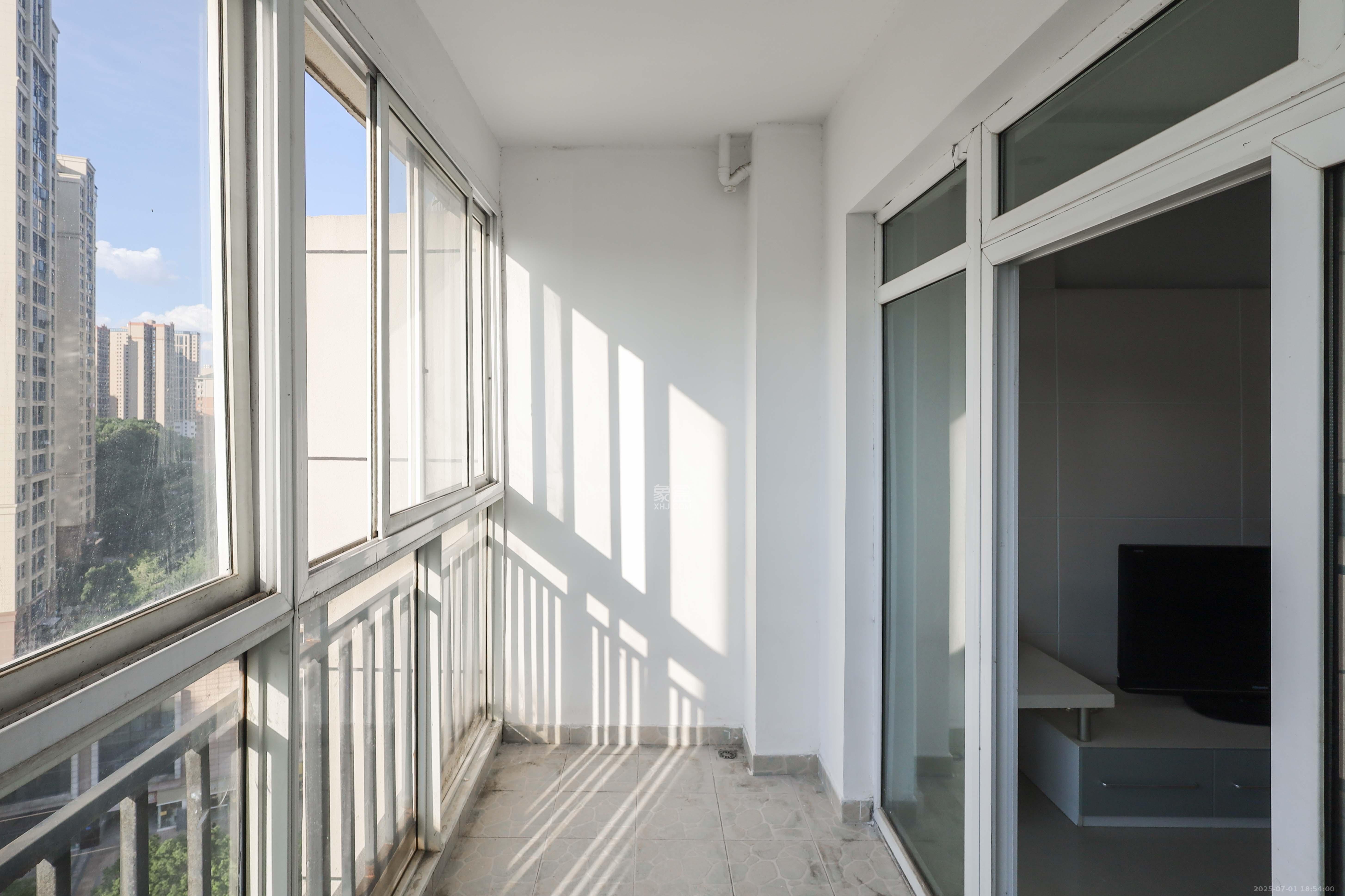 麓山润城 1室2厅1卫 95.0万 麓山润城 1室2厅1卫 95.0万阳台