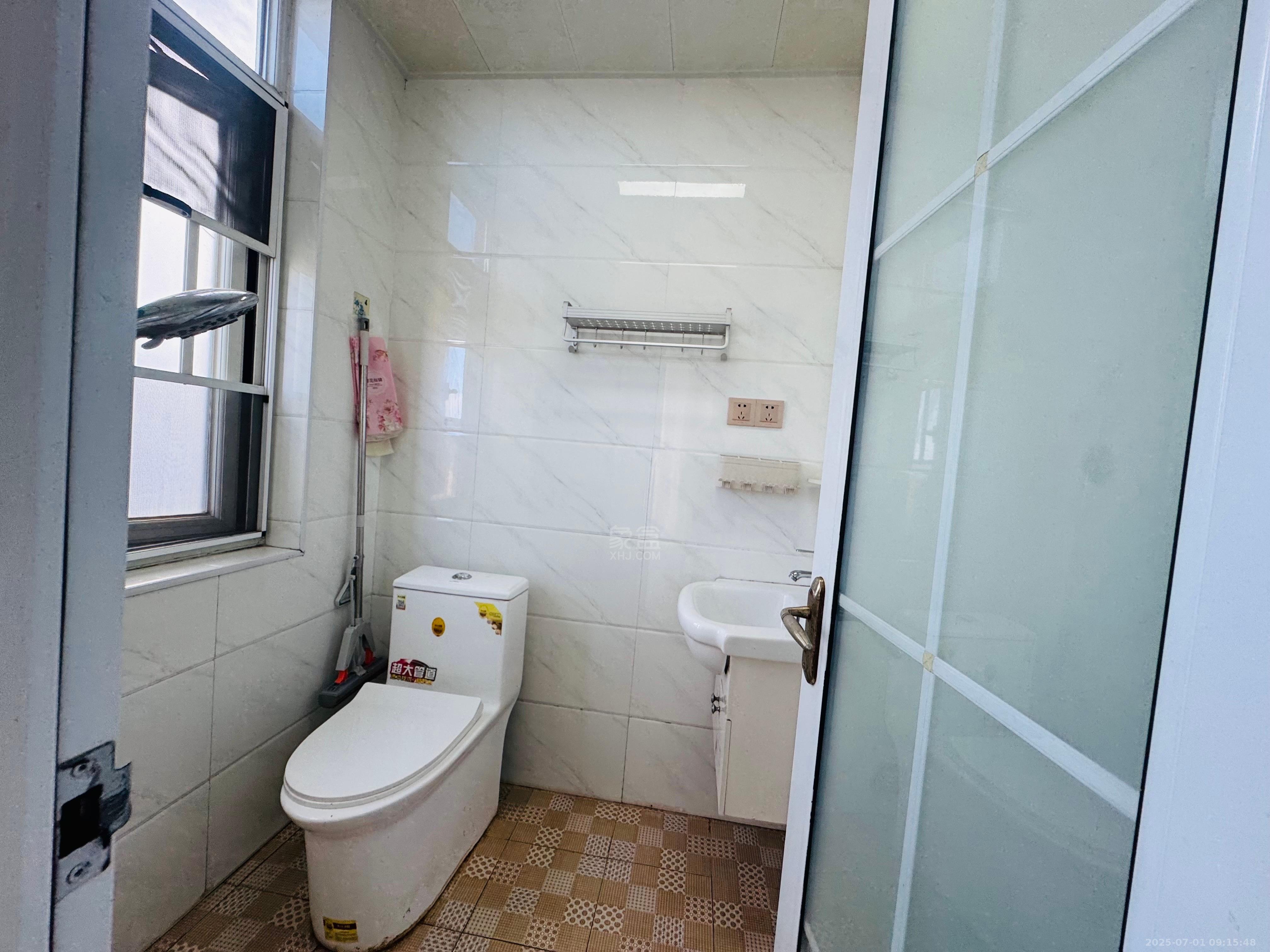 庐山一号  1室1厅1卫    1100.0元/月室内图