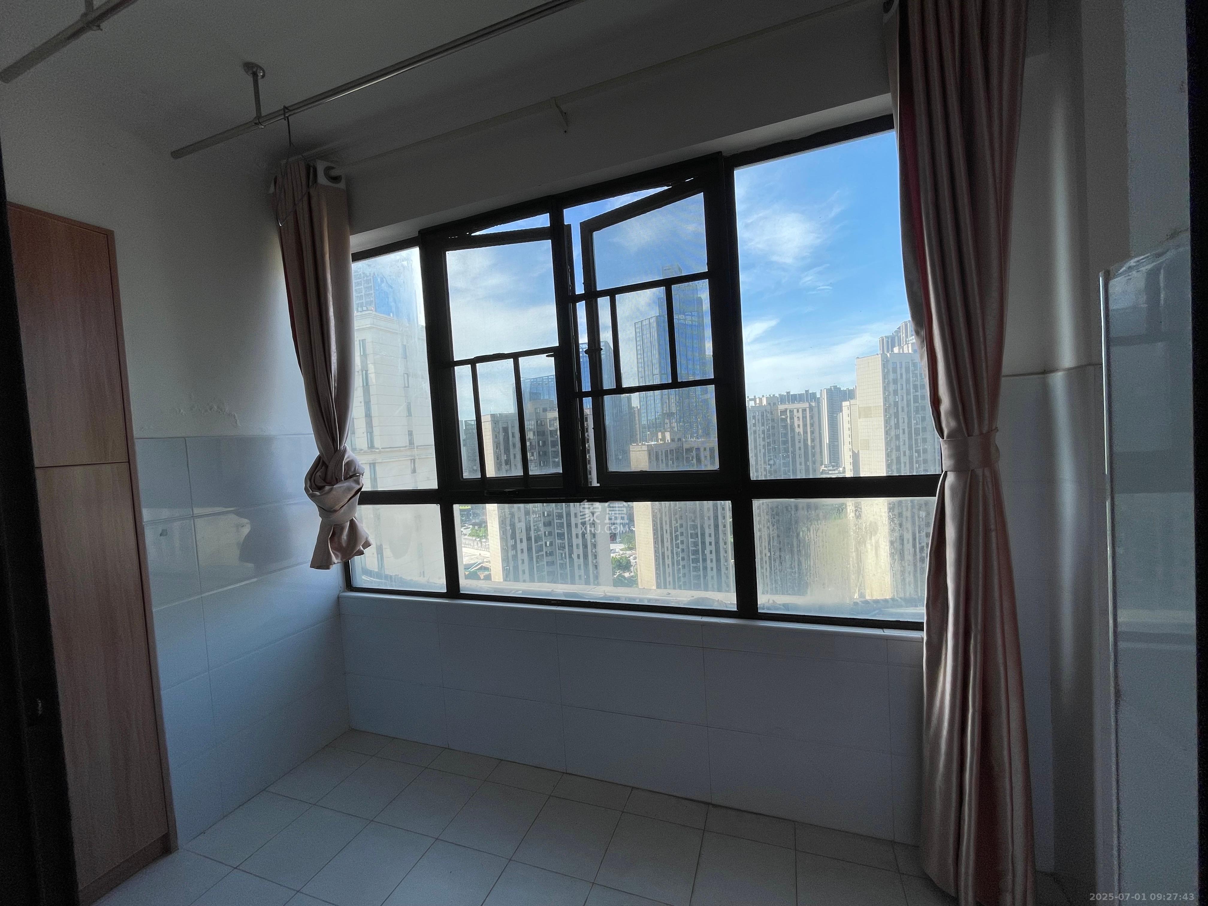 和泓梅溪四季 3室2厅2卫 2600.0元/月 和泓梅溪四季 3室2厅2卫 2600.0元/月室内图