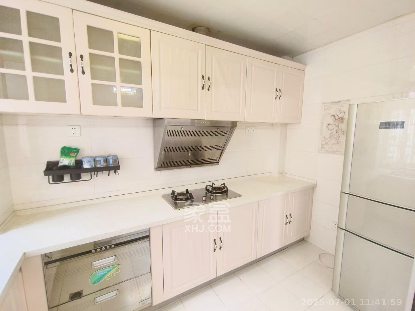 嘉盛华庭（一期、二期、三期）  3室2厅2卫    3500.0元/月室内图