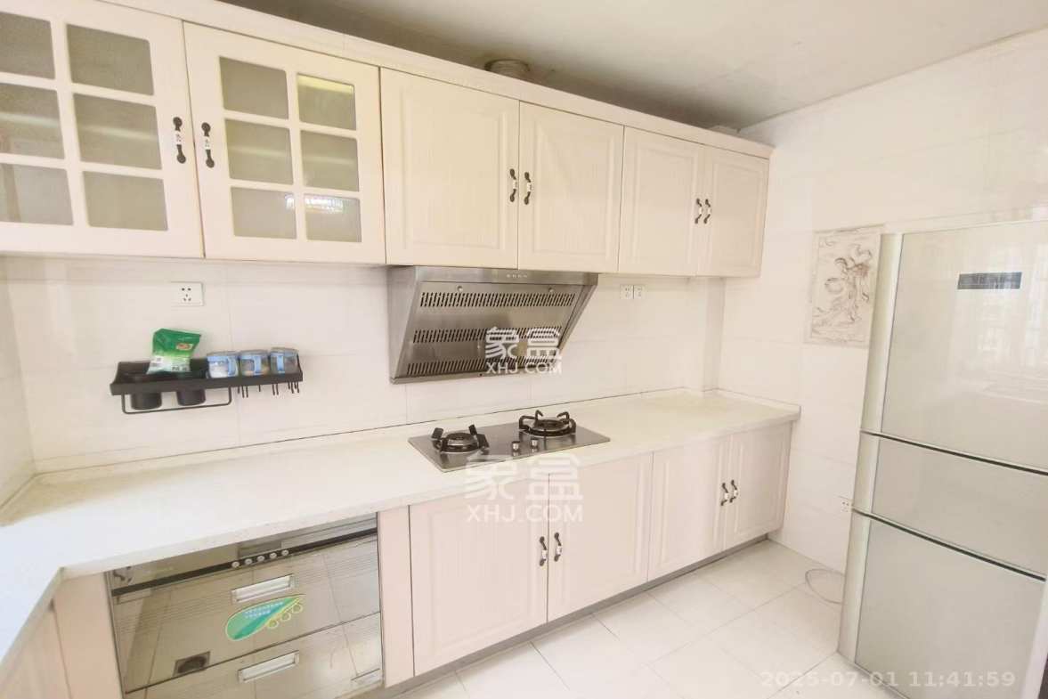 嘉盛华庭(一期、二期、三期) 3室2厅2卫 3500.0元/月 嘉盛华庭(一期、二期、三期) 3室2厅2卫 3500.0元/月室内图