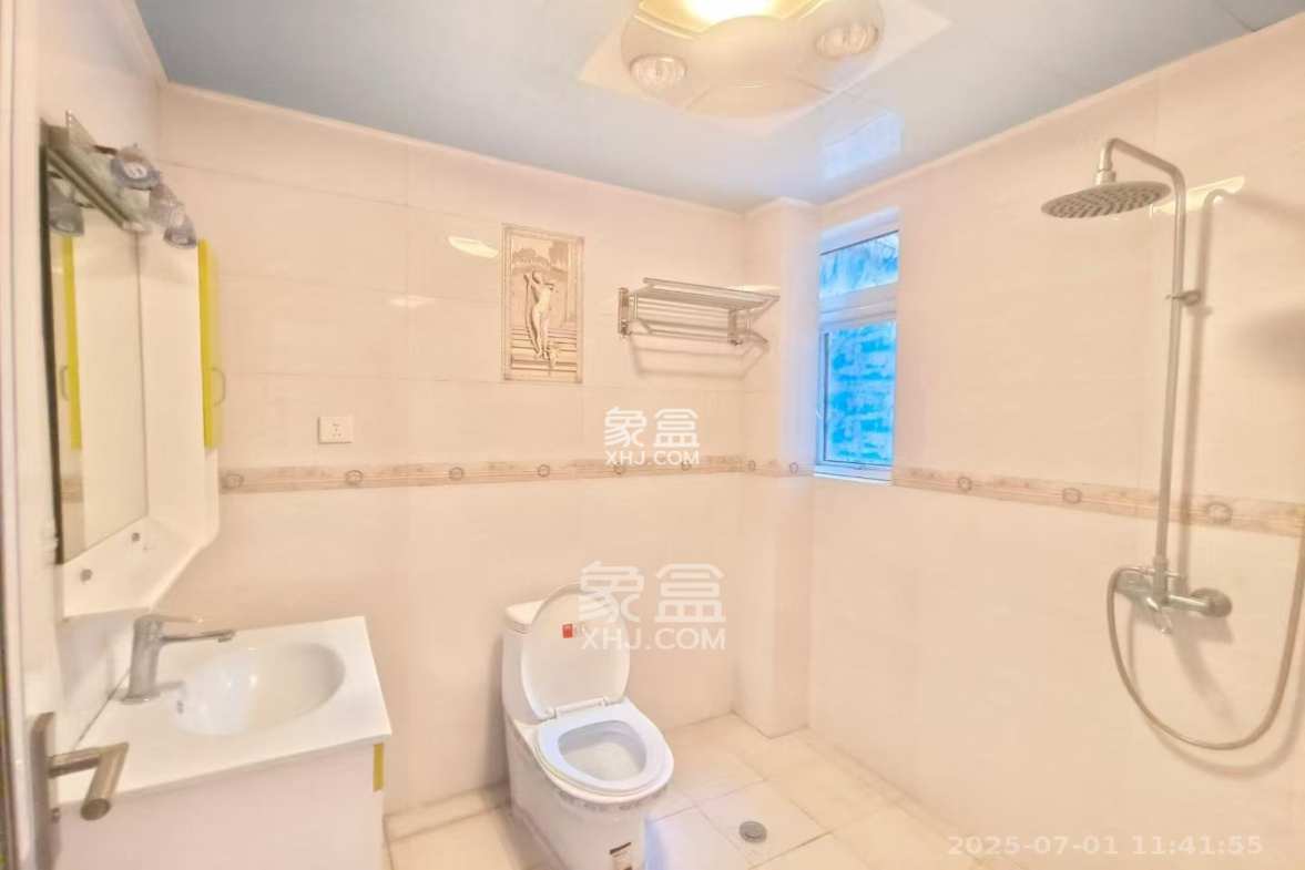 嘉盛华庭(一期、二期、三期) 3室2厅2卫 3500.0元/月 嘉盛华庭(一期、二期、三期) 3室2厅2卫 3500.0元/月室内图