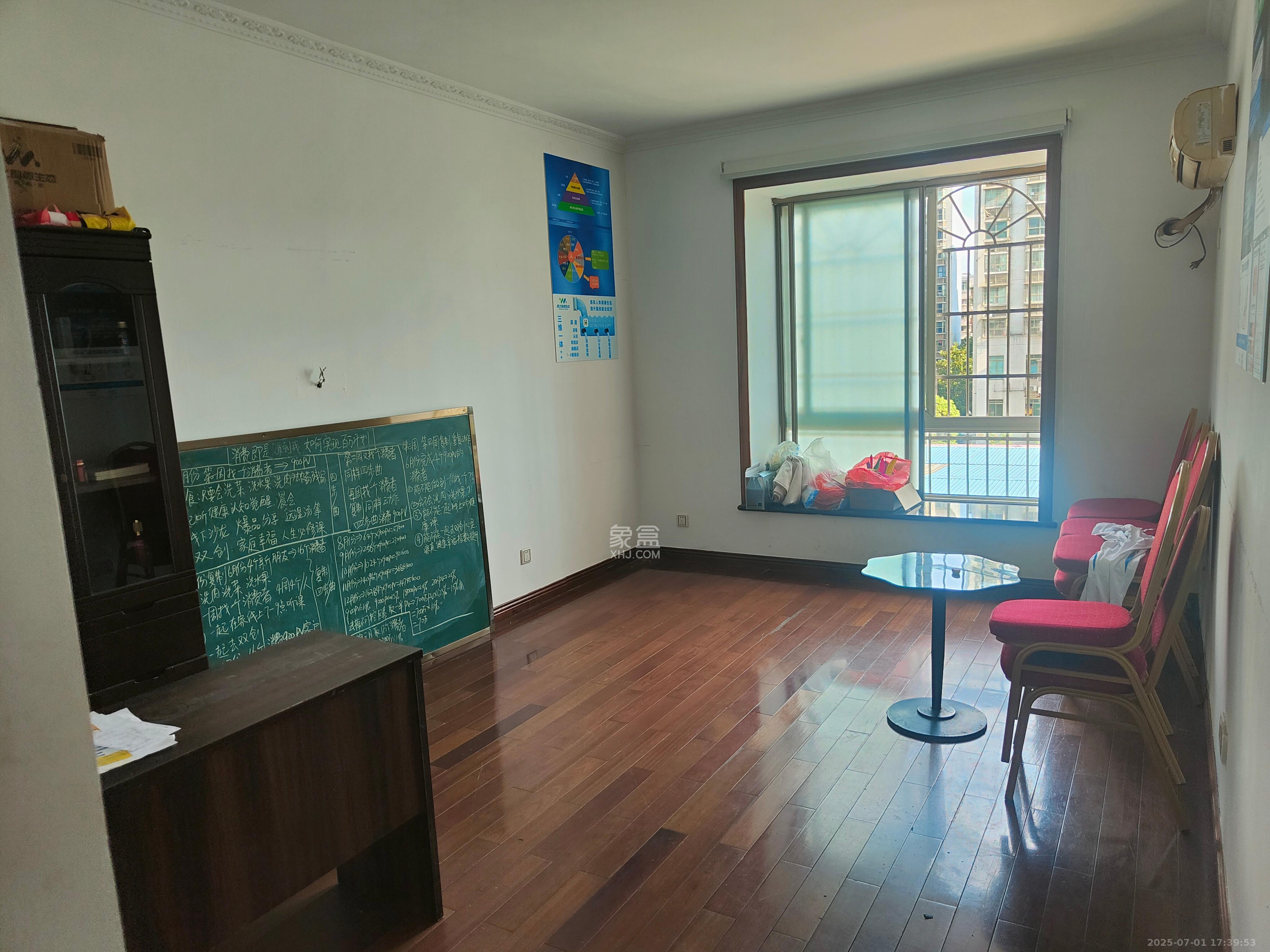 领秀星城(领秀新城)  3室2厅1卫    1800.0元/月 领秀星城(领秀新城)  3室2厅1卫    1800.0元/月室内图