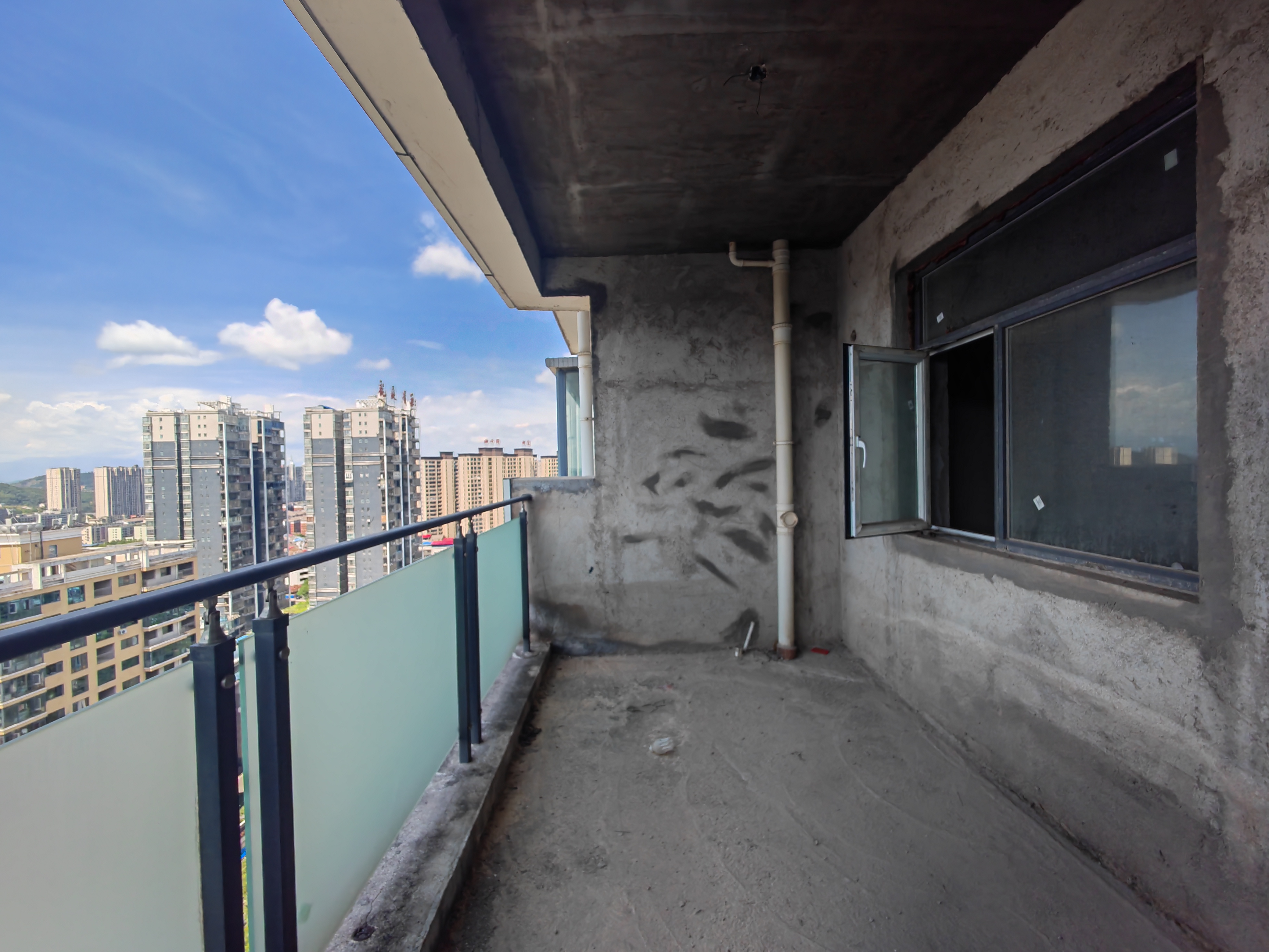 建设鑫苑  3室2厅2卫   69.80万客厅
