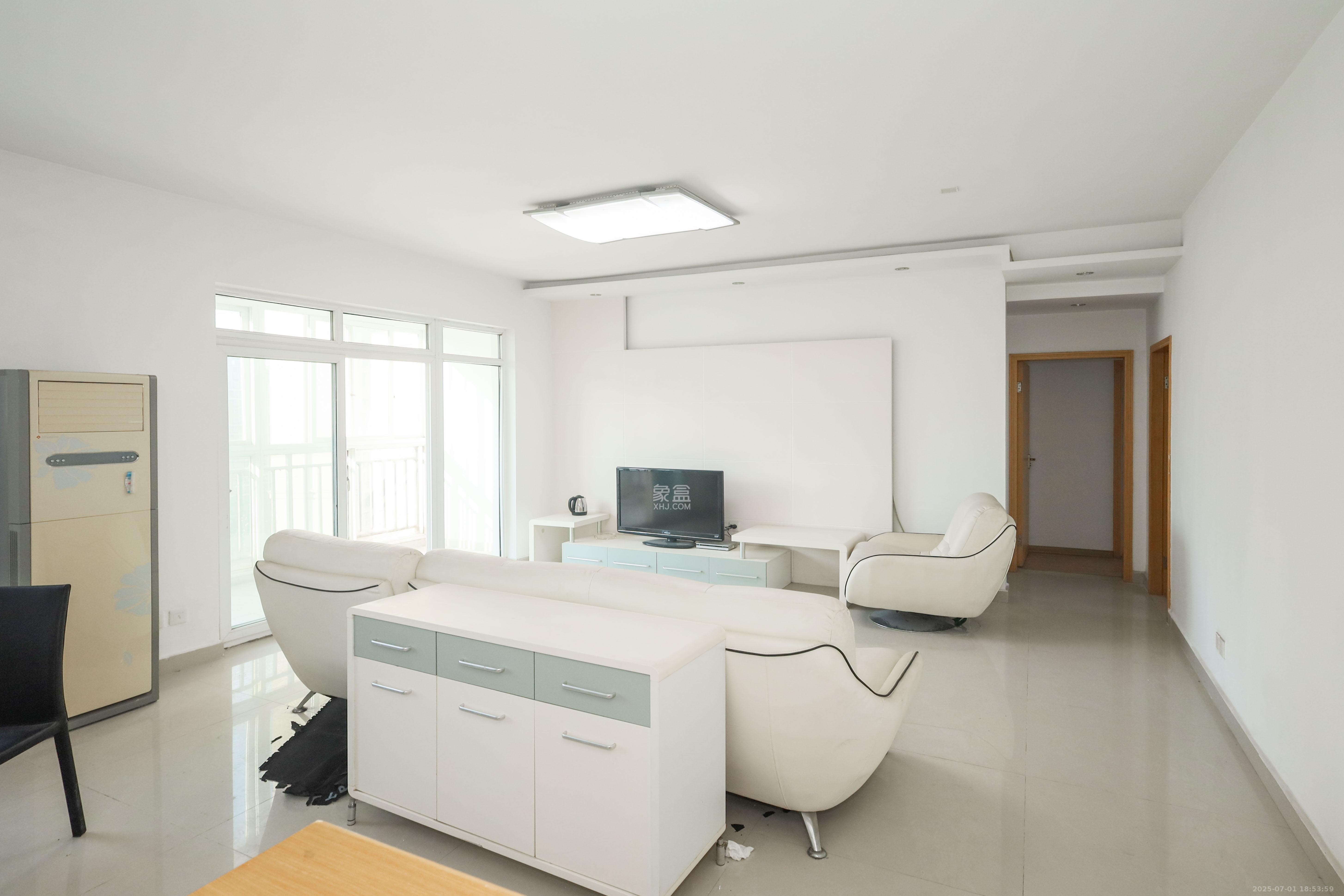 麓山润城 1室2厅1卫 95.0万 麓山润城 1室2厅1卫 95.0万客厅