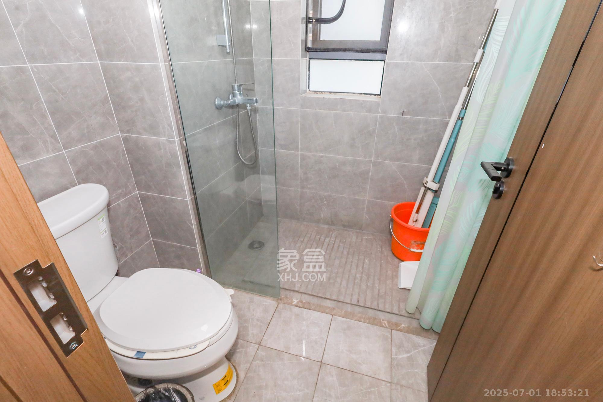 卓越中寰 4室2厅2卫 247.0万 卓越中寰 4室2厅2卫 247.0万卫生间