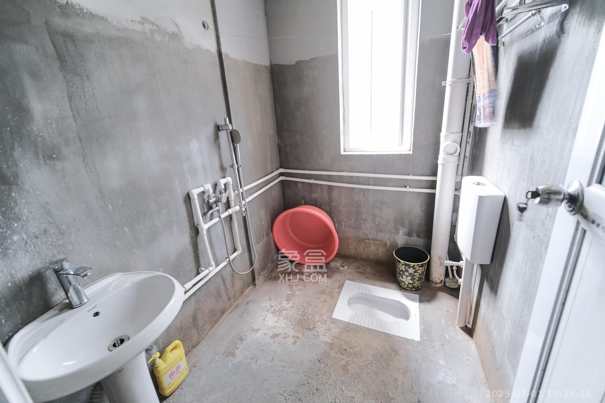 荣盛花语城 3室2厅1卫 67.0万 荣盛花语城 3室2厅1卫 67.0万卫生间