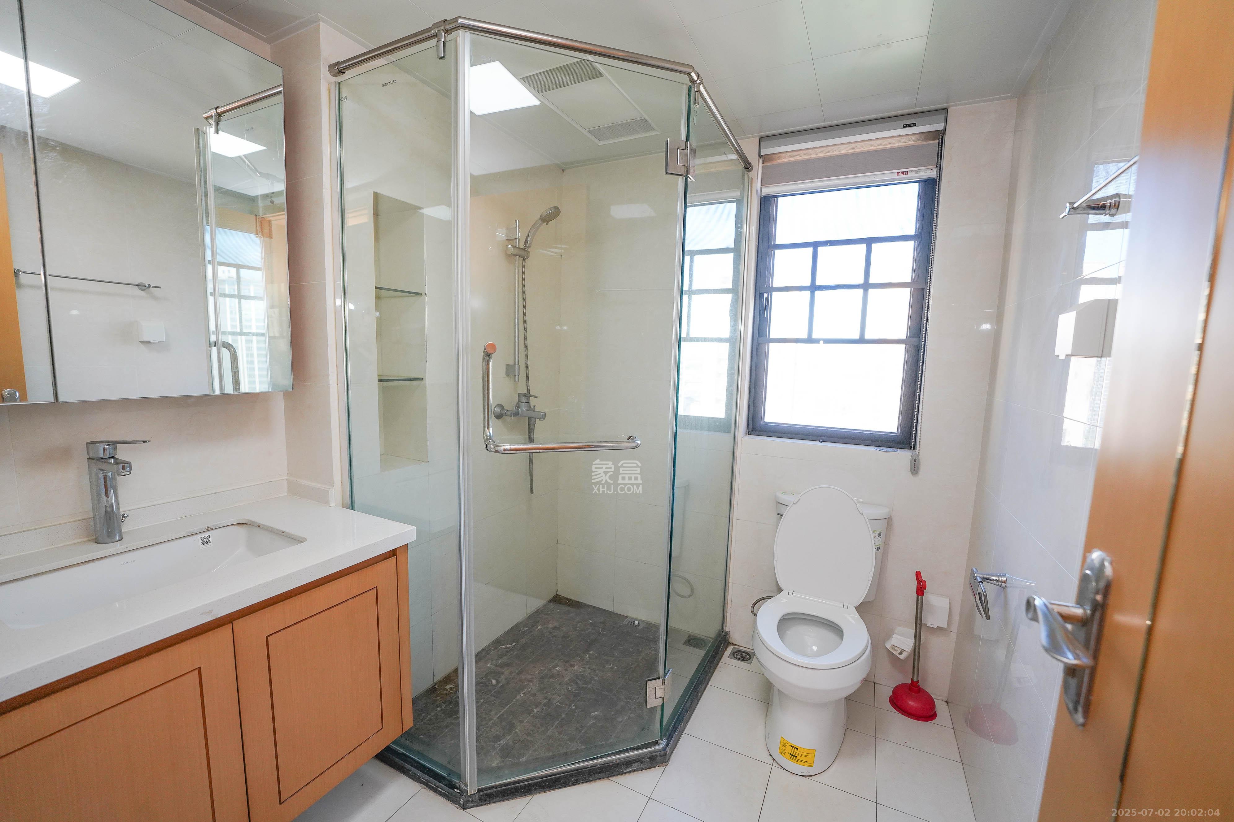 中建璟和城  4室2厅2卫   142.00万卫生间