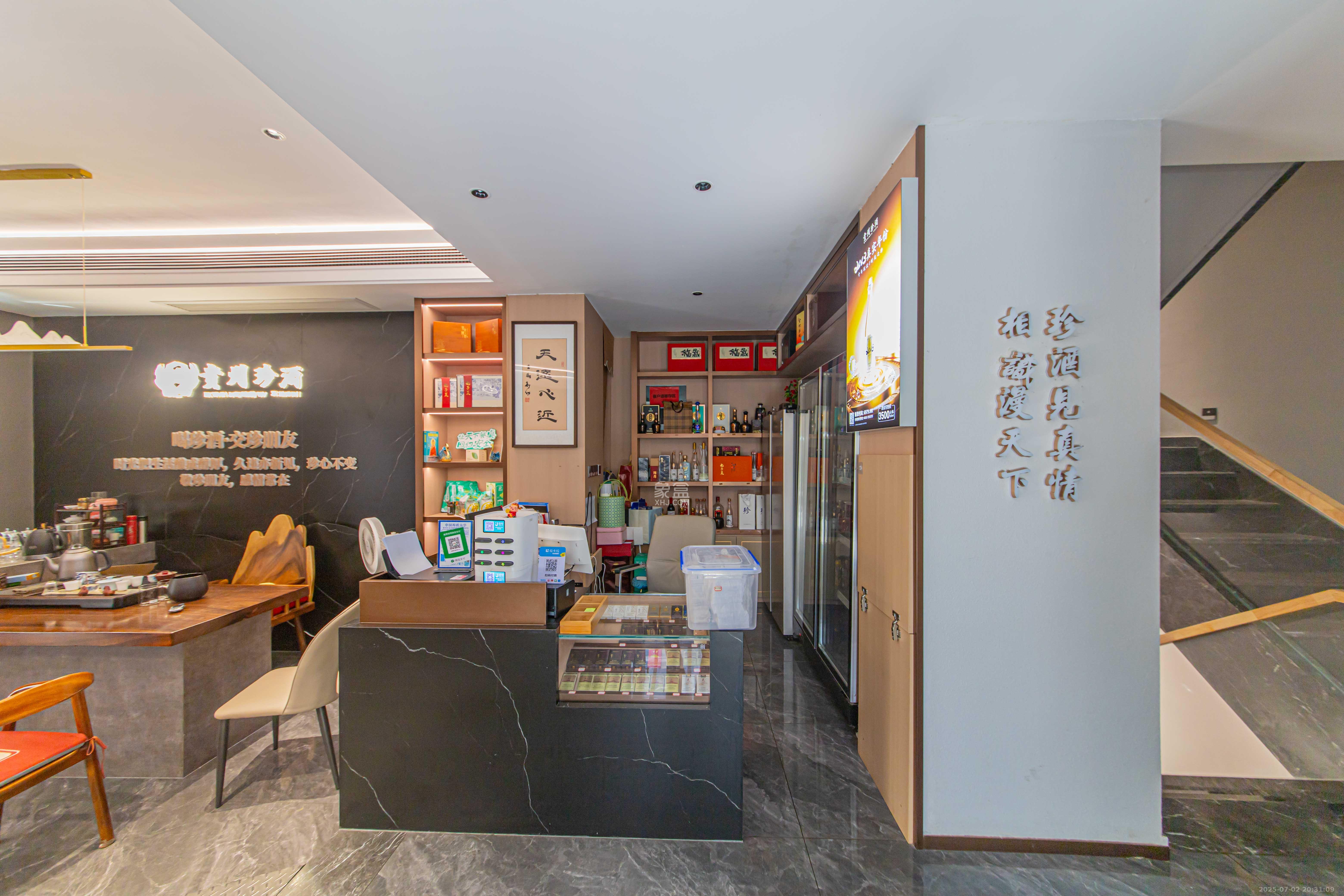东能华府  6室2厅3卫   680.00万客厅
