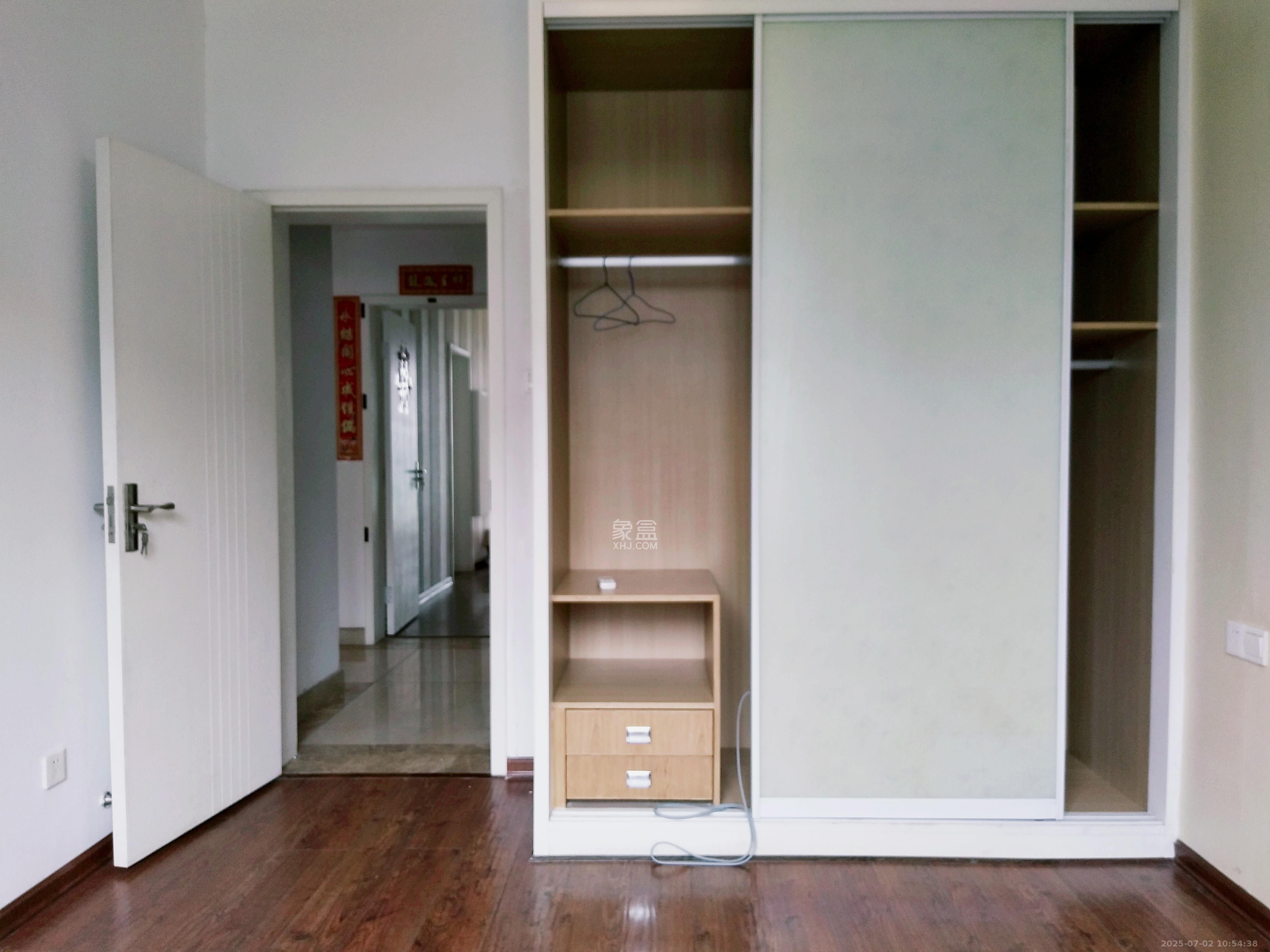 阳光100二期  4室2厅2卫   3500.00元/月室内图