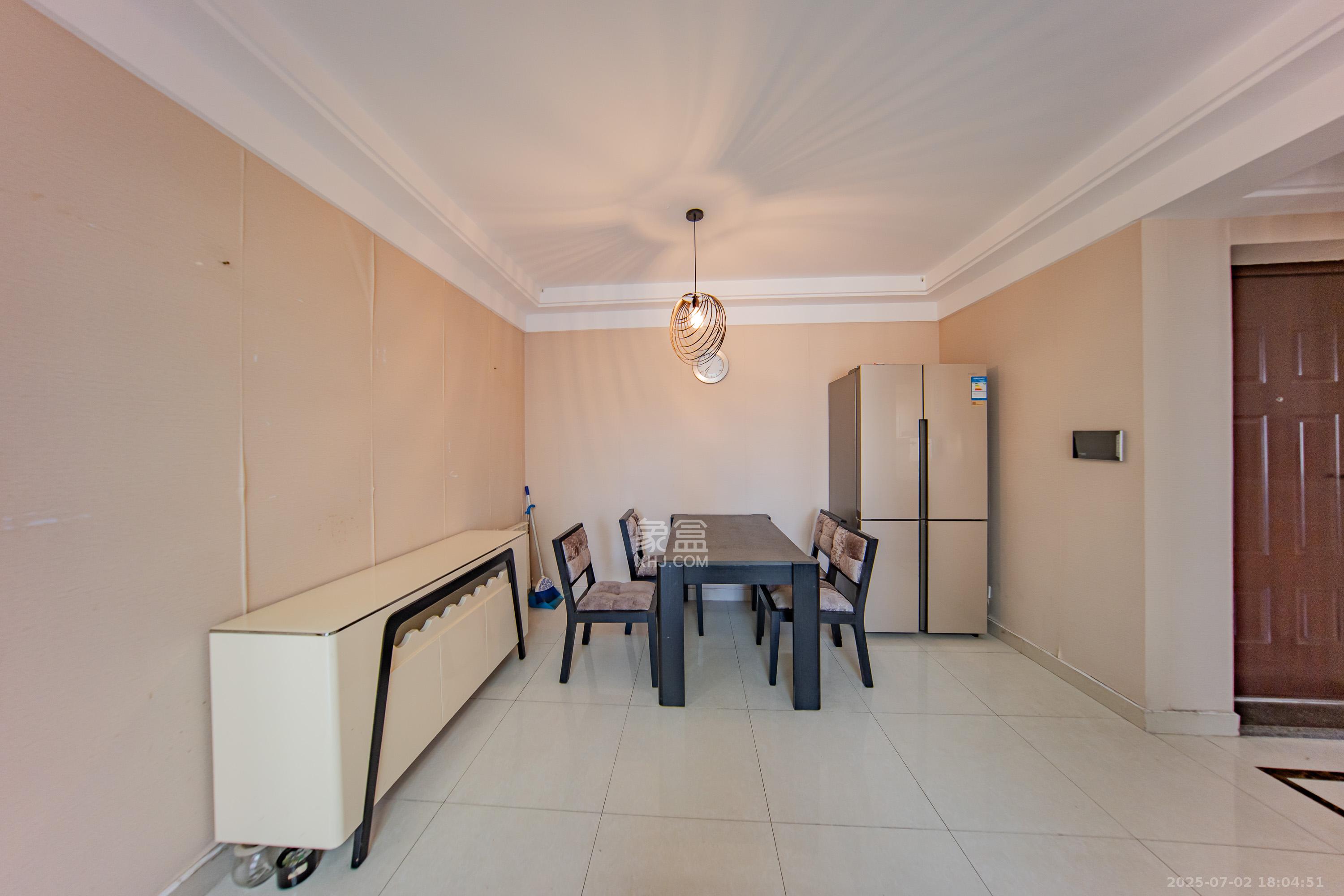 中海国际三期  3室2厅1卫    69.8万 中海国际三期  3室2厅1卫    69.8万客厅