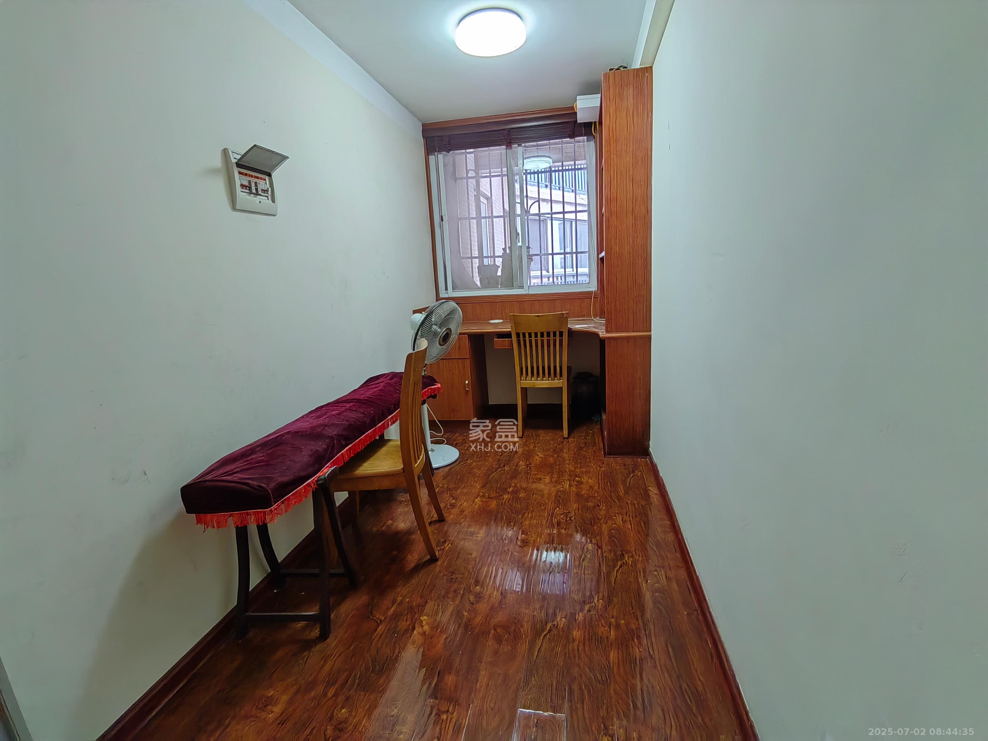 世景华庭  3室2厅1卫   1800.00元/月室内图