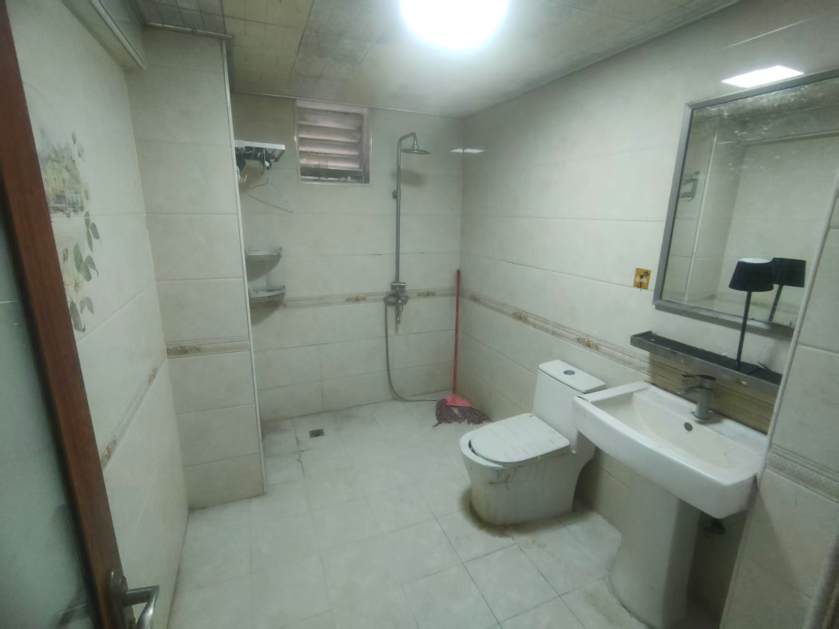 新宏基大厦 4室2厅2卫 3400.0元/月 新宏基大厦 4室2厅2卫 3400.0元/月室内图