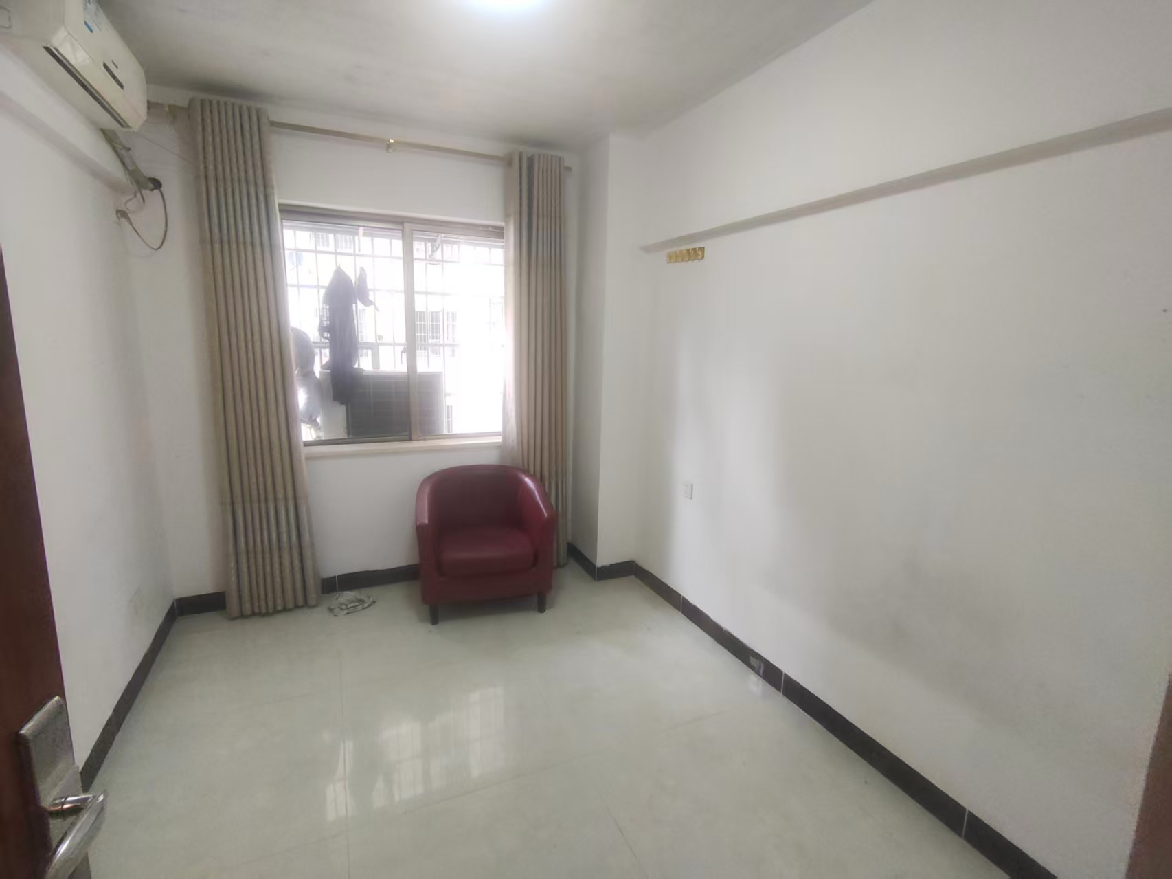 新宏基大厦 4室2厅2卫 3400.0元/月 新宏基大厦 4室2厅2卫 3400.0元/月室内图