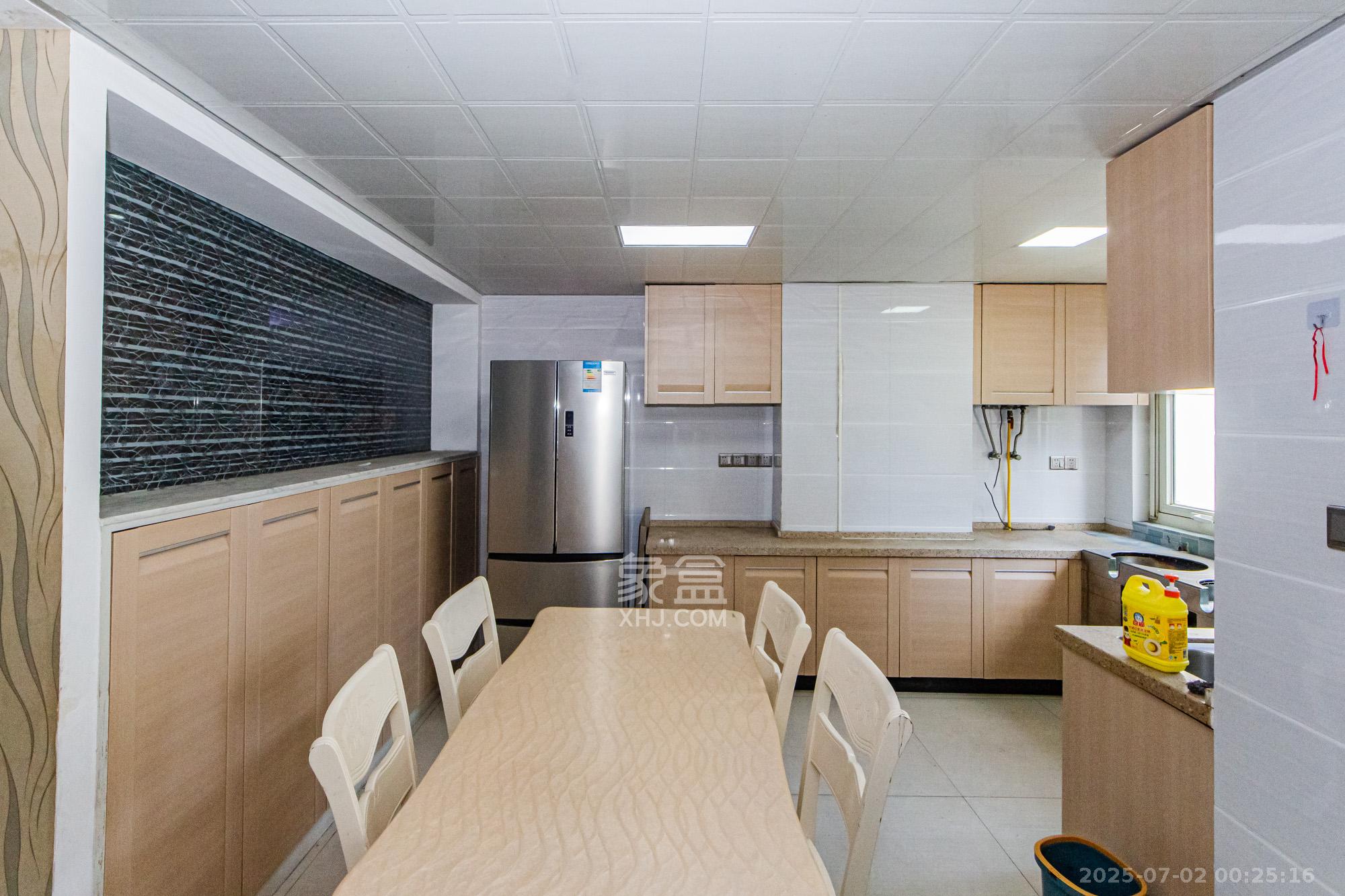 北辰三角洲E5区  3室2厅2卫    180.0万 北辰三角洲E5区  3室2厅2卫    180.0万厨房