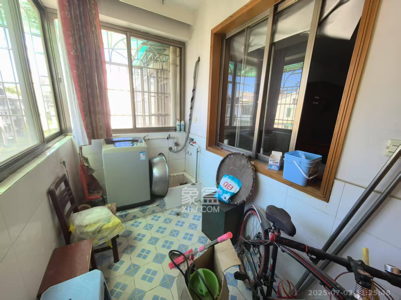 三湘小区  4室2厅2卫   1600.00元/月室内图