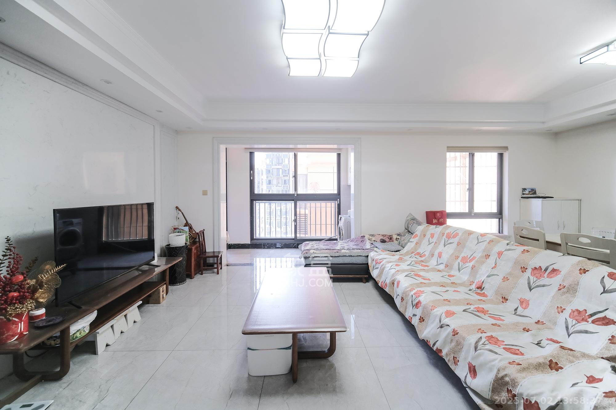 荣盛花语城  3室2厅2卫    100.0万 荣盛花语城  3室2厅2卫    100.0万客厅