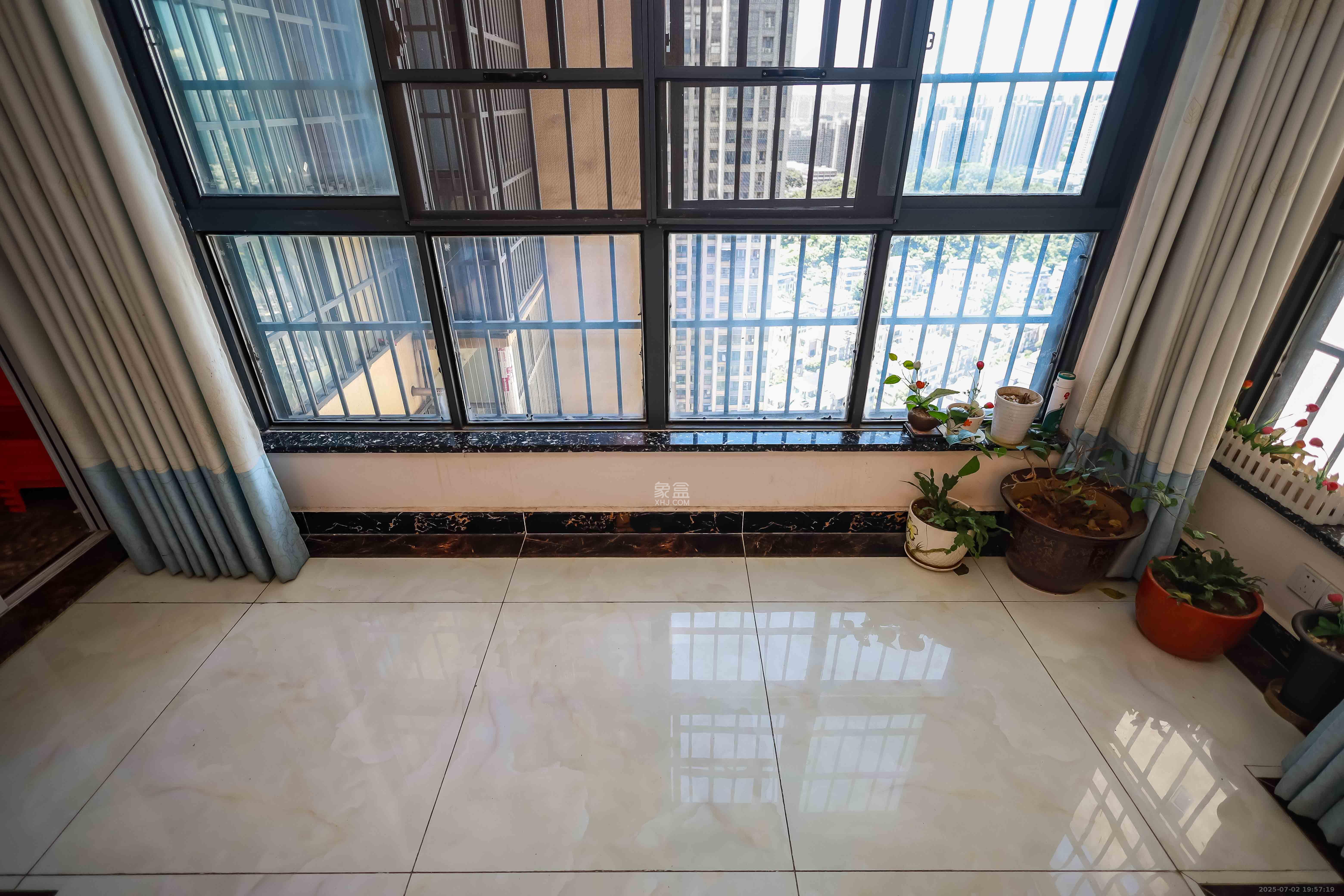 天麓尚层 3室2厅2卫 82.0万 天麓尚层 3室2厅2卫 82.0万阳台