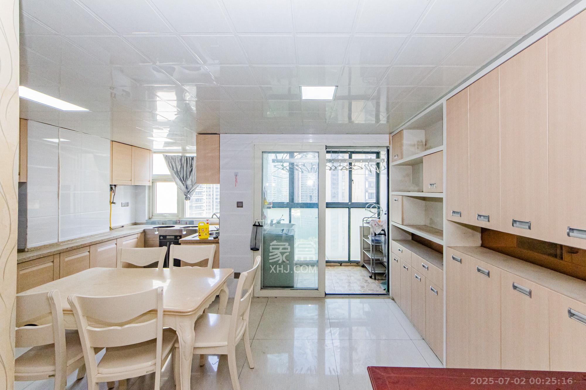 北辰三角洲E5区  3室2厅2卫    180.0万 北辰三角洲E5区  3室2厅2卫    180.0万客厅