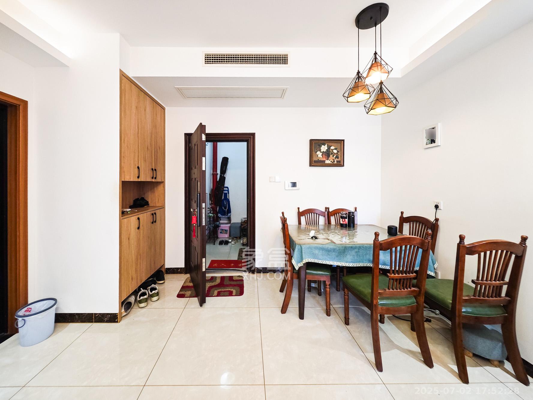 绿地海外滩一期 3室2厅1卫 58.0万 绿地海外滩一期 3室2厅1卫 58.0万客厅