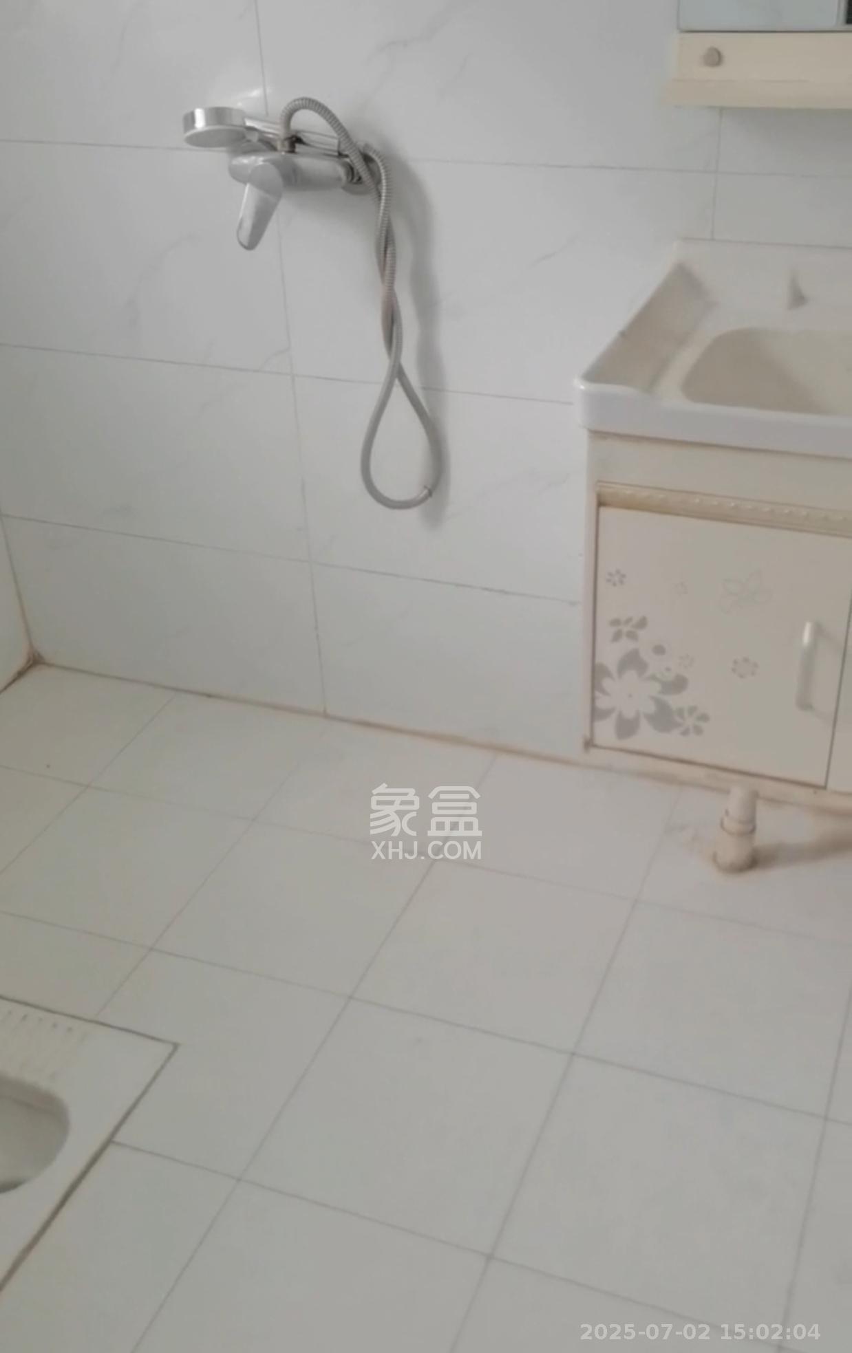 莲湖汽车饰品城（莲湖公寓）  1室2厅1卫   1800.00元/月室内图