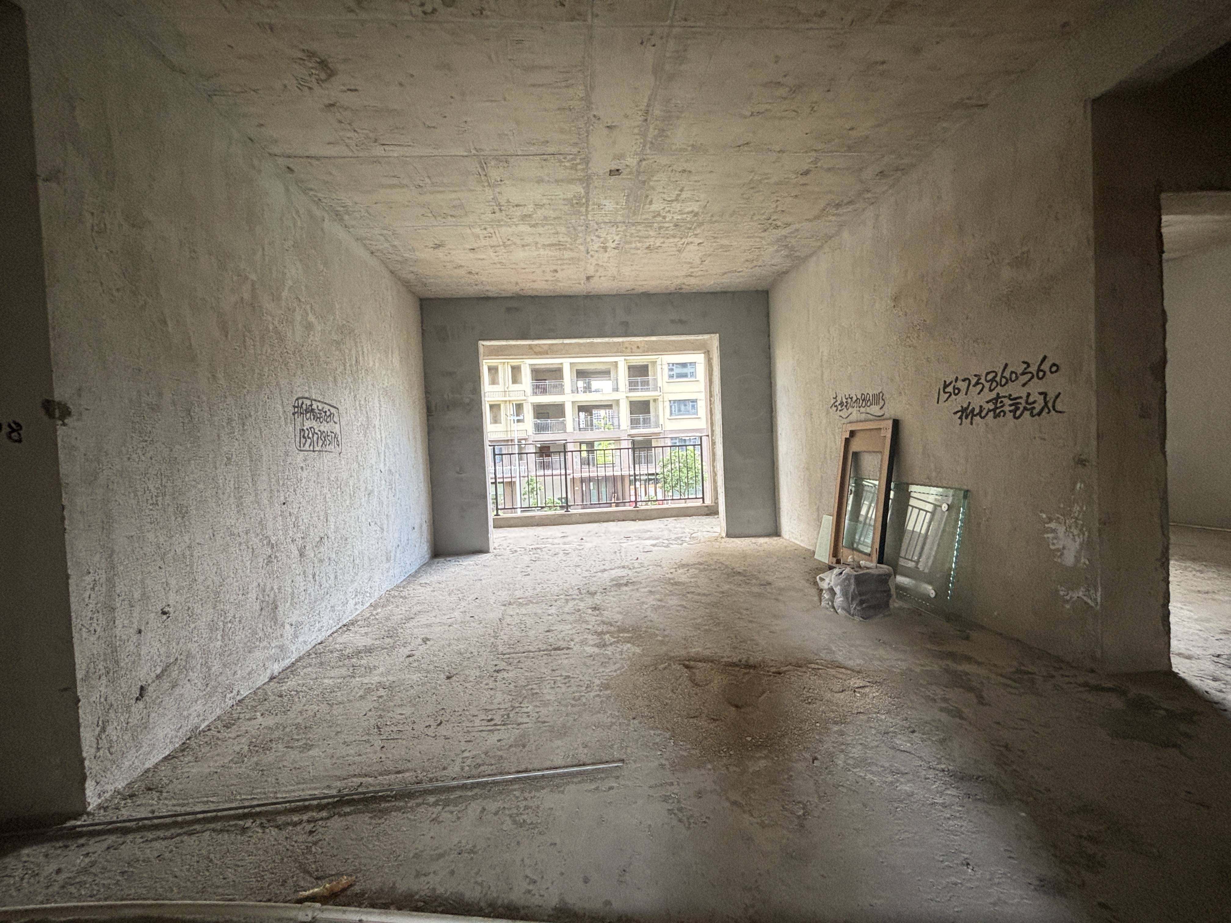 云泰天麓 5室2厅3卫 78.8万 云泰天麓 5室2厅3卫 78.8万客厅