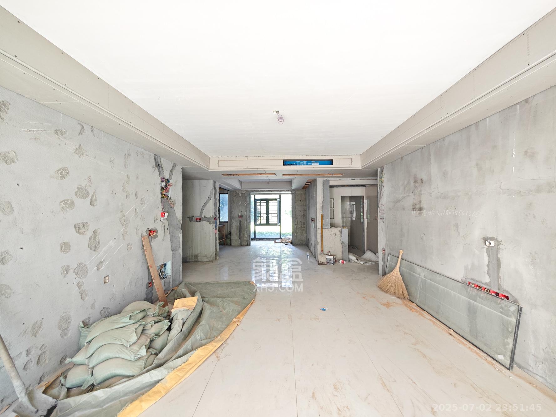 长房岭秀时代 4室2厅2卫 139.8万 长房岭秀时代 4室2厅2卫 139.8万客厅