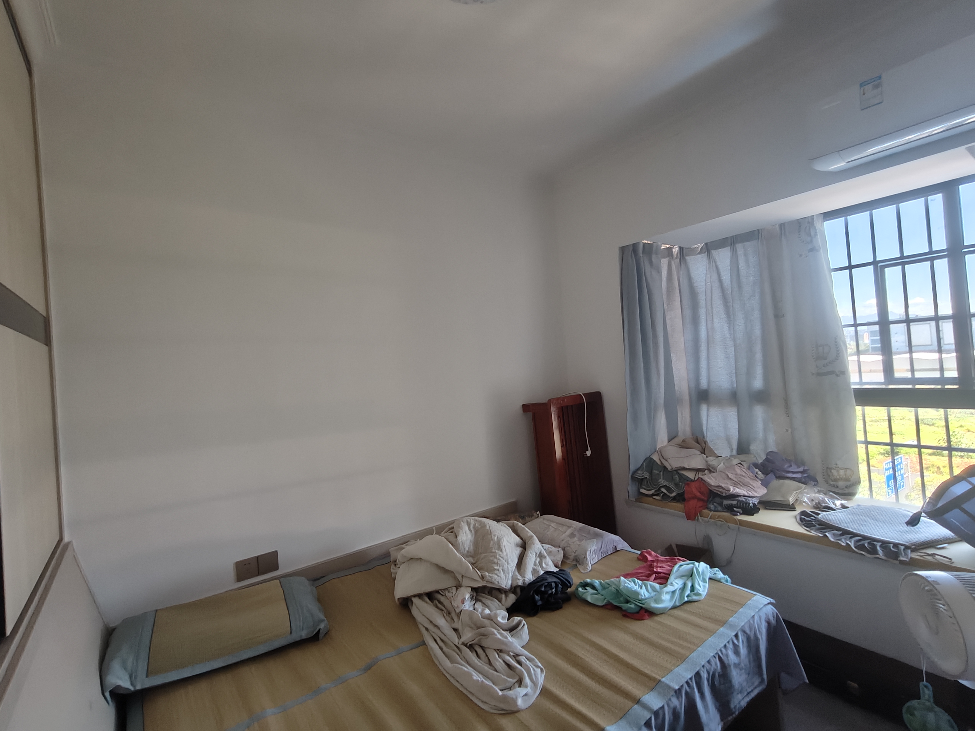 华洲佳园  3室2厅2卫   69.80万客厅