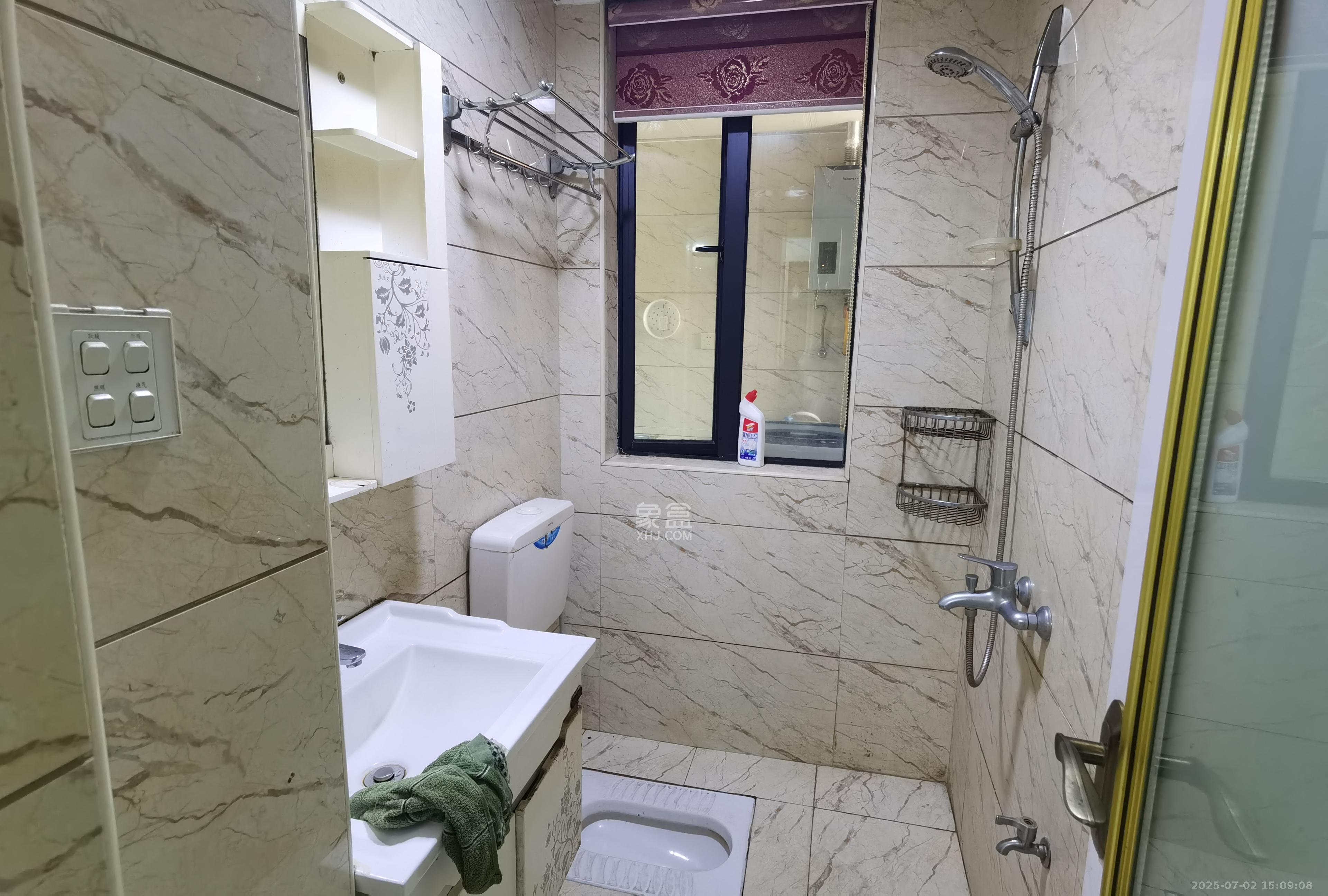 三一街区  2室2厅1卫   1800.00元/月室内图